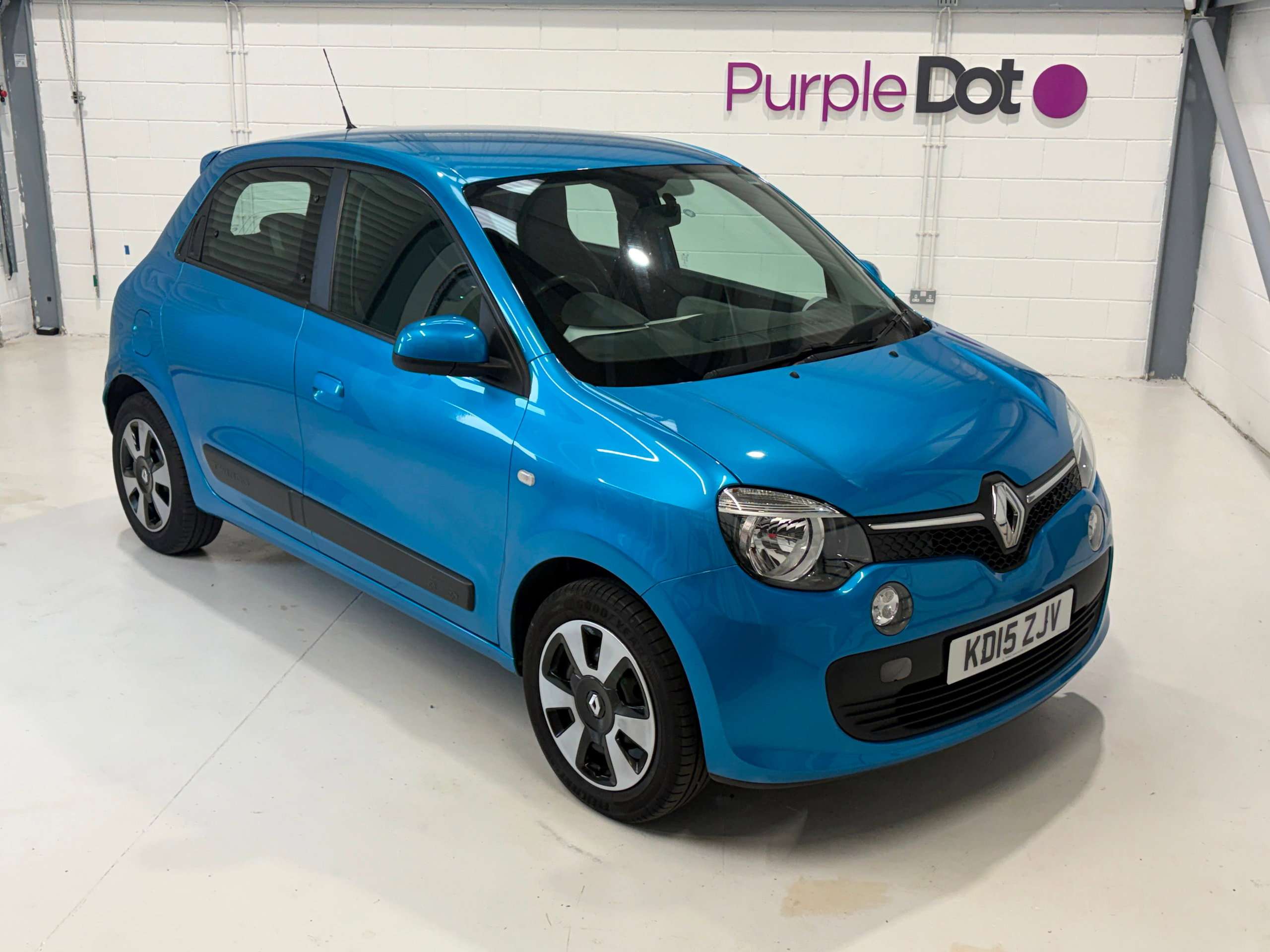 A 2015 RENAULT TWINGO 1.0 SCe Play Hatchback 5dr Petrol Manual Euro 5 (70 ps) A 2015 RENAULT TWINGO 1.0 SCe Play Hatchback 5dr Petrol Manual Euro 5 (70 ps)