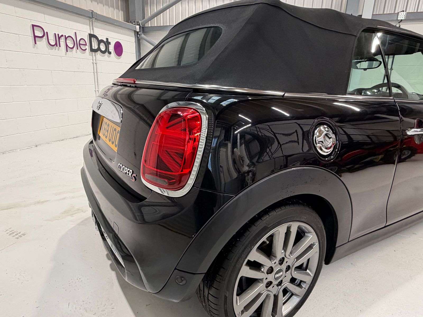 A 2019 MINI CONVERTIBLE 2.0 Cooper S Exclusive Convertible 2dr Petrol Steptronic Euro 6 (s/s) (192 ps) A 2019 MINI CONVERTIBLE 2.0 Cooper S Exclusive Convertible 2dr Petrol Steptronic Euro 6 (s/s) (192 ps)