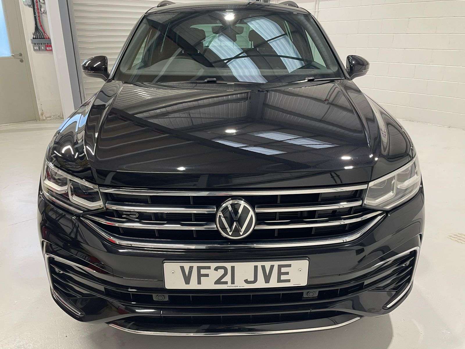A 2021 VOLKSWAGEN TIGUAN 1.5L R-Line TSi Semi-Auto SUV 5dr Petrol Semi Automatic Euro 6 (148 bhp) A 2021 VOLKSWAGEN TIGUAN 1.5L R-Line TSi Semi-Auto SUV 5dr Petrol Semi Automatic Euro 6 (148 bhp)