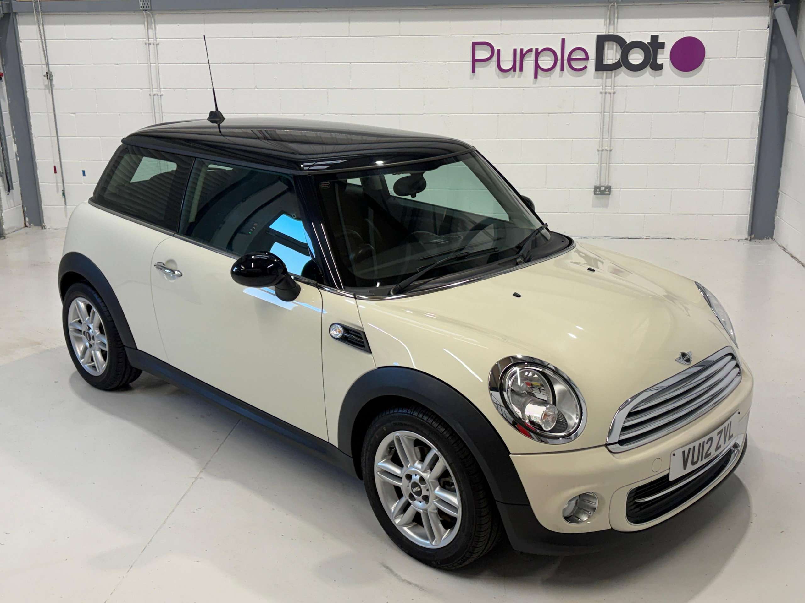 A 2012 MINI HATCH 1.6 Cooper Hatchback 3dr Petrol Steptronic Euro 5 (122 ps) A 2012 MINI HATCH 1.6 Cooper Hatchback 3dr Petrol Steptronic Euro 5 (122 ps)