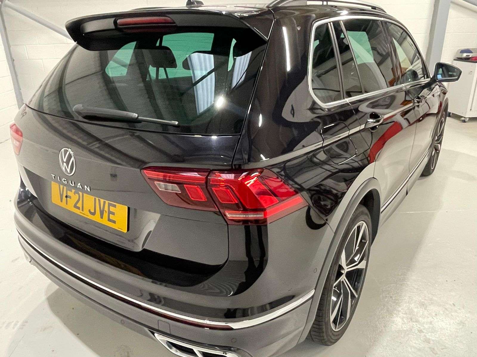A 2021 VOLKSWAGEN TIGUAN 1.5L R-Line TSi Semi-Auto SUV 5dr Petrol Semi Automatic Euro 6 (148 bhp) A 2021 VOLKSWAGEN TIGUAN 1.5L R-Line TSi Semi-Auto SUV 5dr Petrol Semi Automatic Euro 6 (148 bhp)