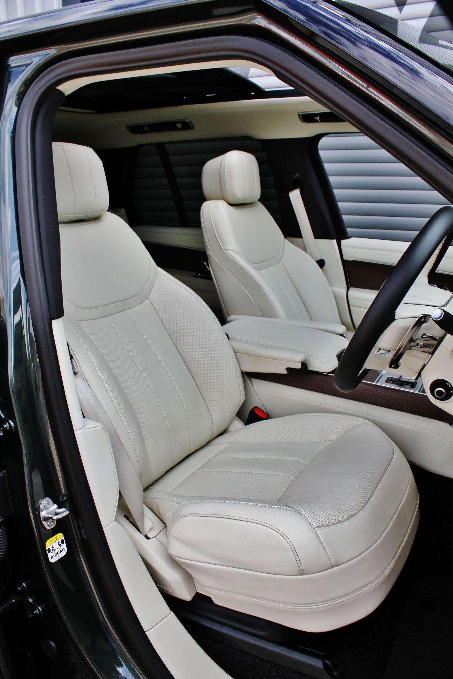 A 2024 LAND ROVER RANGE ROVER 3.0 D300 MHEV HSE A 2024 LAND ROVER RANGE ROVER 3.0 D300 MHEV HSE