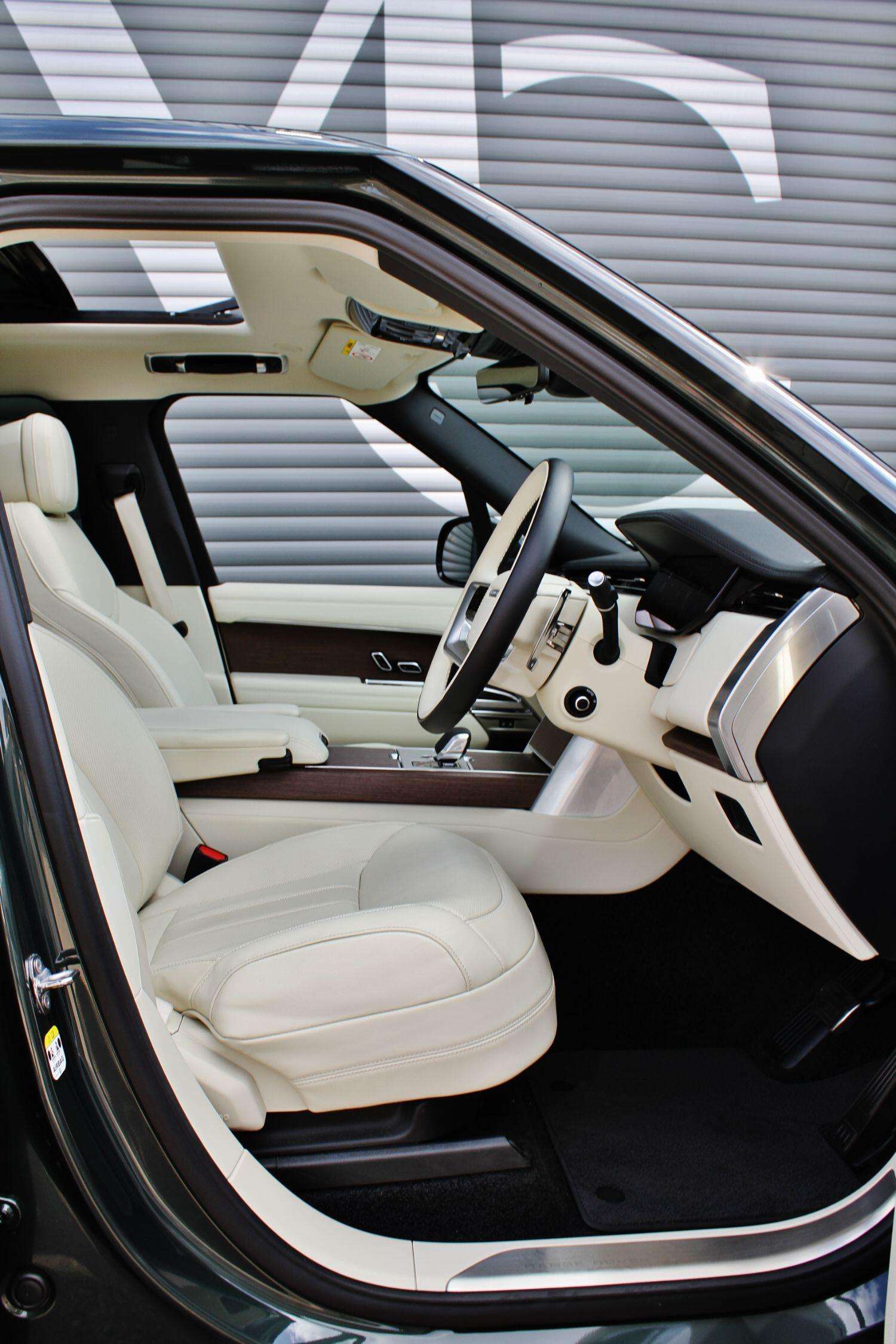 A 2024 LAND ROVER RANGE ROVER 3.0 D300 MHEV HSE A 2024 LAND ROVER RANGE ROVER 3.0 D300 MHEV HSE