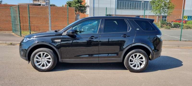 A 2018 LAND ROVER DISCOVERY SPORT TD4 SE A 2018 LAND ROVER DISCOVERY SPORT TD4 SE