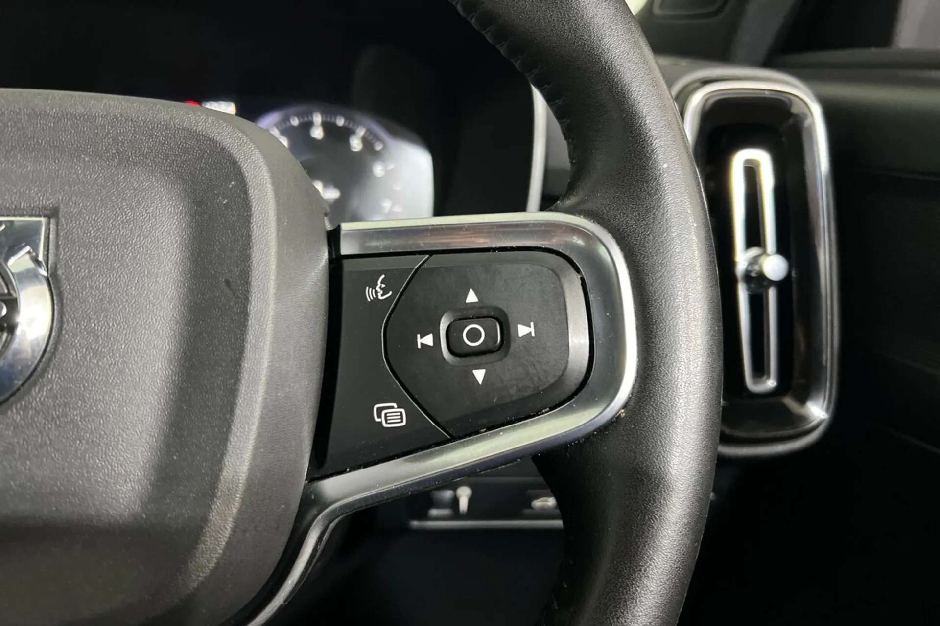 2020 VOLVO XC40 2020 VOLVO XC40