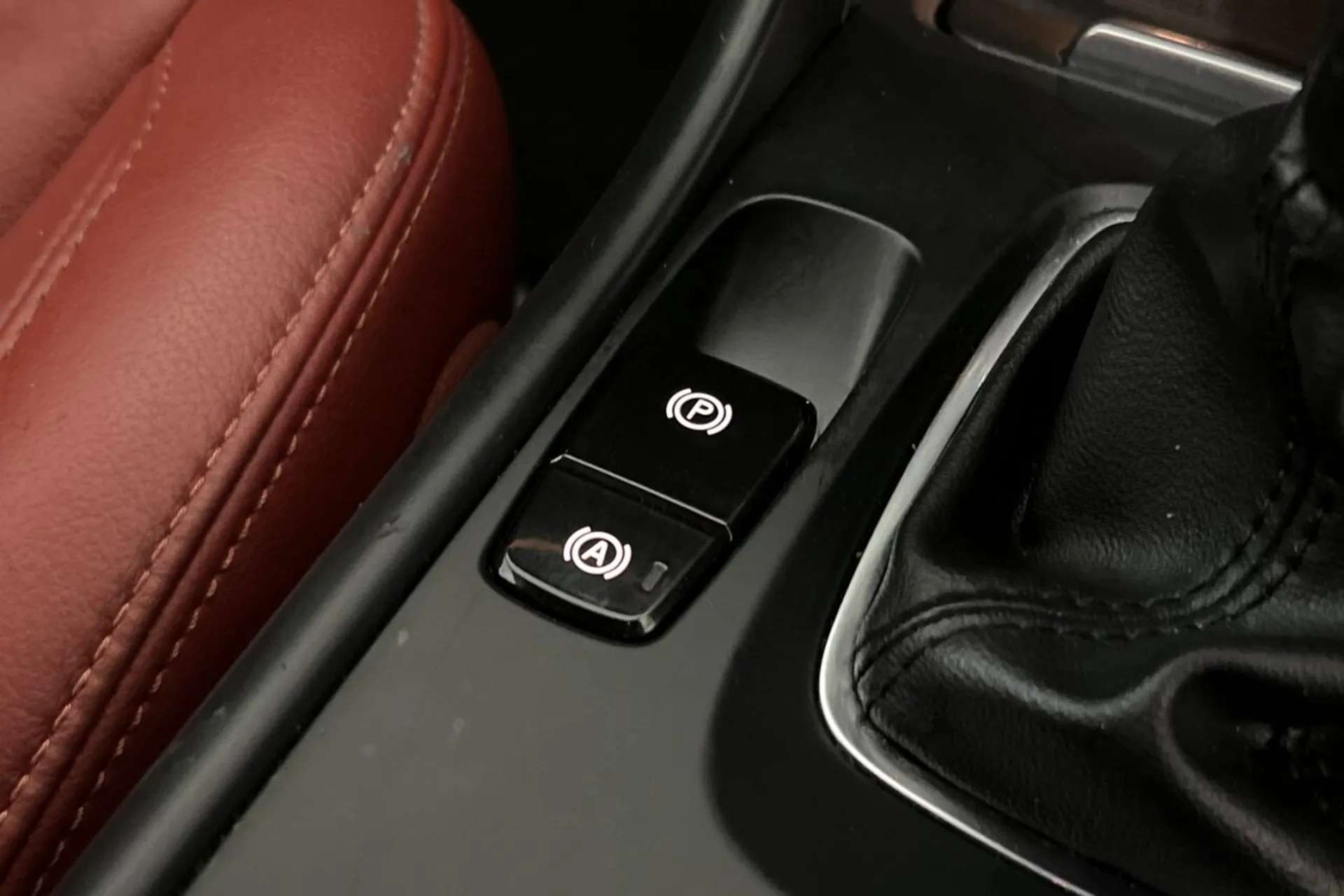 2020 VOLVO XC40 2020 VOLVO XC40