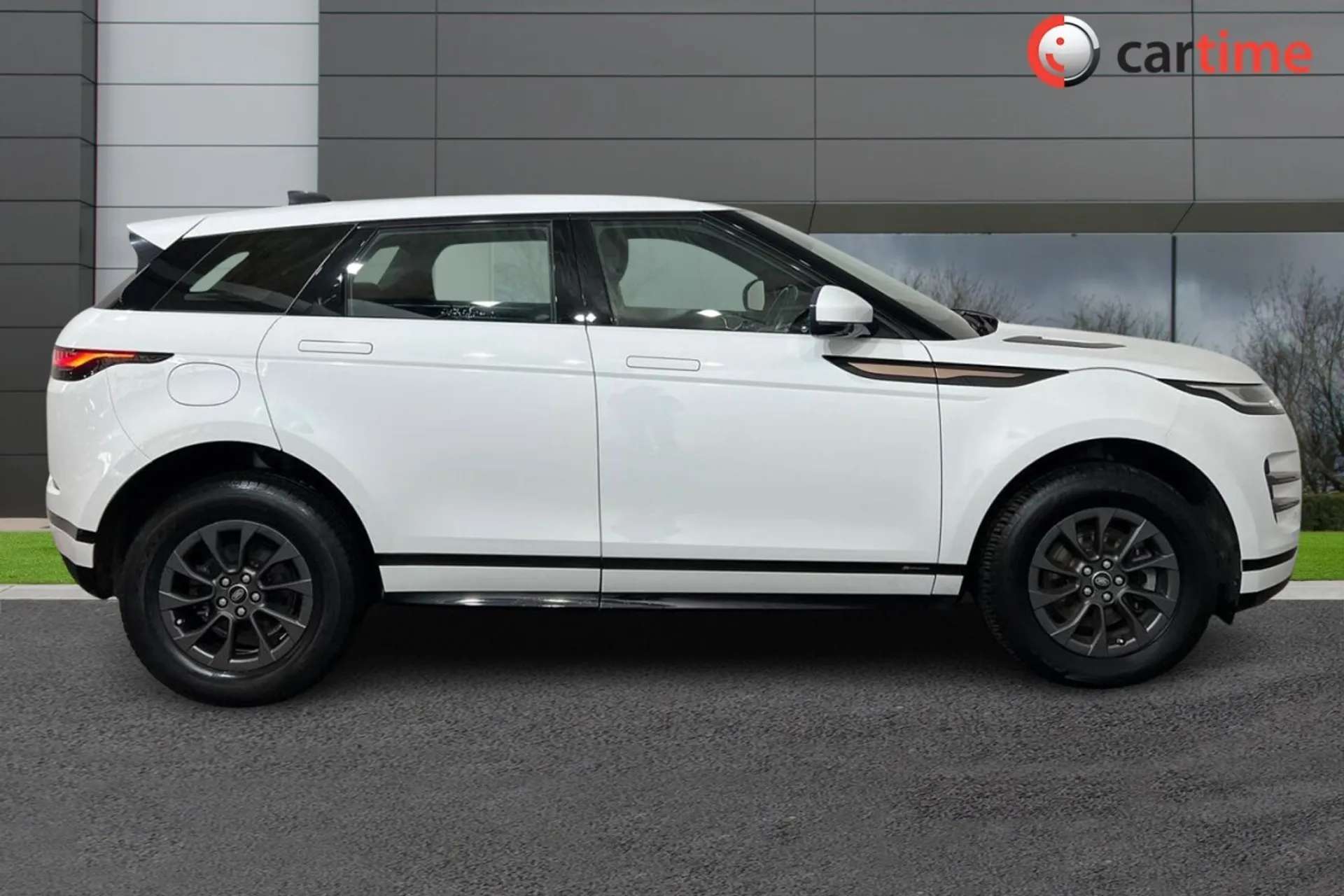 A 2019 LAND ROVER RANGE ROVER EVOQUE 2.0 R-DYNAMIC 5d 148 BHP 10in Touchscreen, 360 Degree Camera, DAB / Bluetooth / USB, 17in Alloys / Fuji White, Apple CarPlay / Android Auto, Cruise / A 2019 LAND ROVER RANGE ROVER EVOQUE 2.0 R-DYNAMIC 5d 148 BHP 10in Touchscreen, 360 Degree Camera, DAB / Bluetooth / USB, 17in Alloys / Fuji White, Apple CarPlay / Android Auto, Cruise /