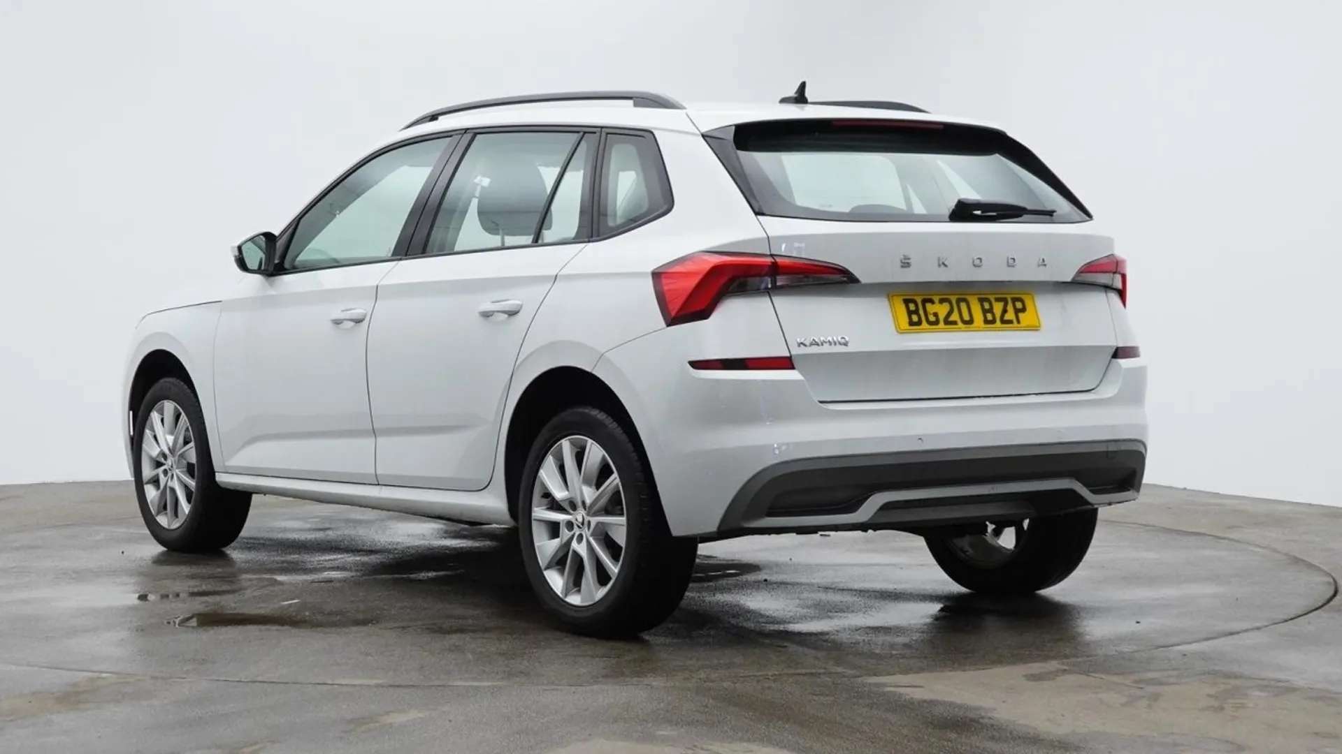 A 2020 SKODA KAMIQ 1.0 SE TSI DSG 5d 114 BHP Apple CarPlay / Android Auto, 8in Touchscreen Display, Bluetooth, Rear Parking Sensors, Cruise Control Candy White, 17-Inch A 2020 SKODA KAMIQ 1.0 SE TSI DSG 5d 114 BHP Apple CarPlay / Android Auto, 8in Touchscreen Display, Bluetooth, Rear Parking Sensors, Cruise Control Candy White, 17-Inch