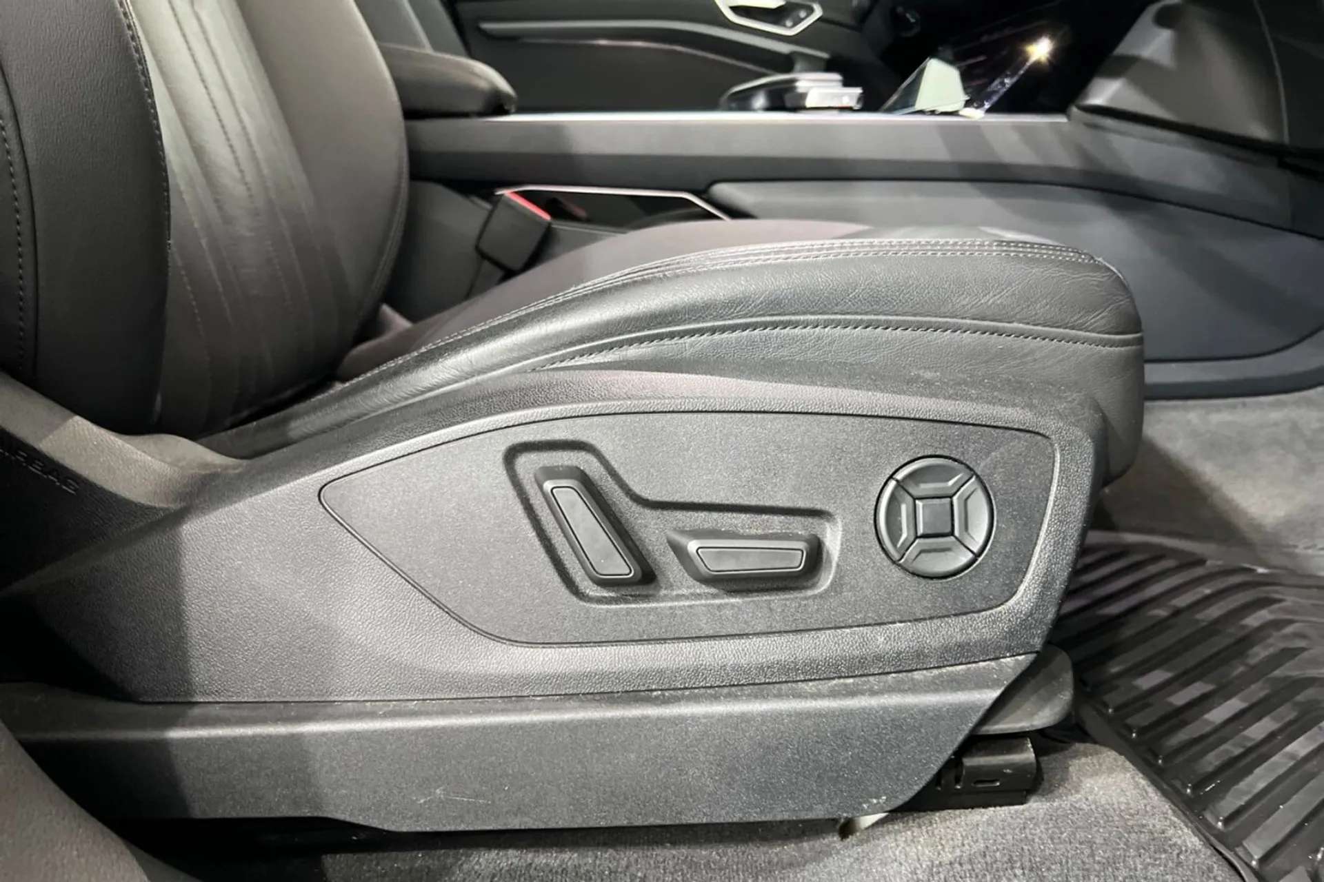 0 AUDI E-TRON 0 AUDI E-TRON