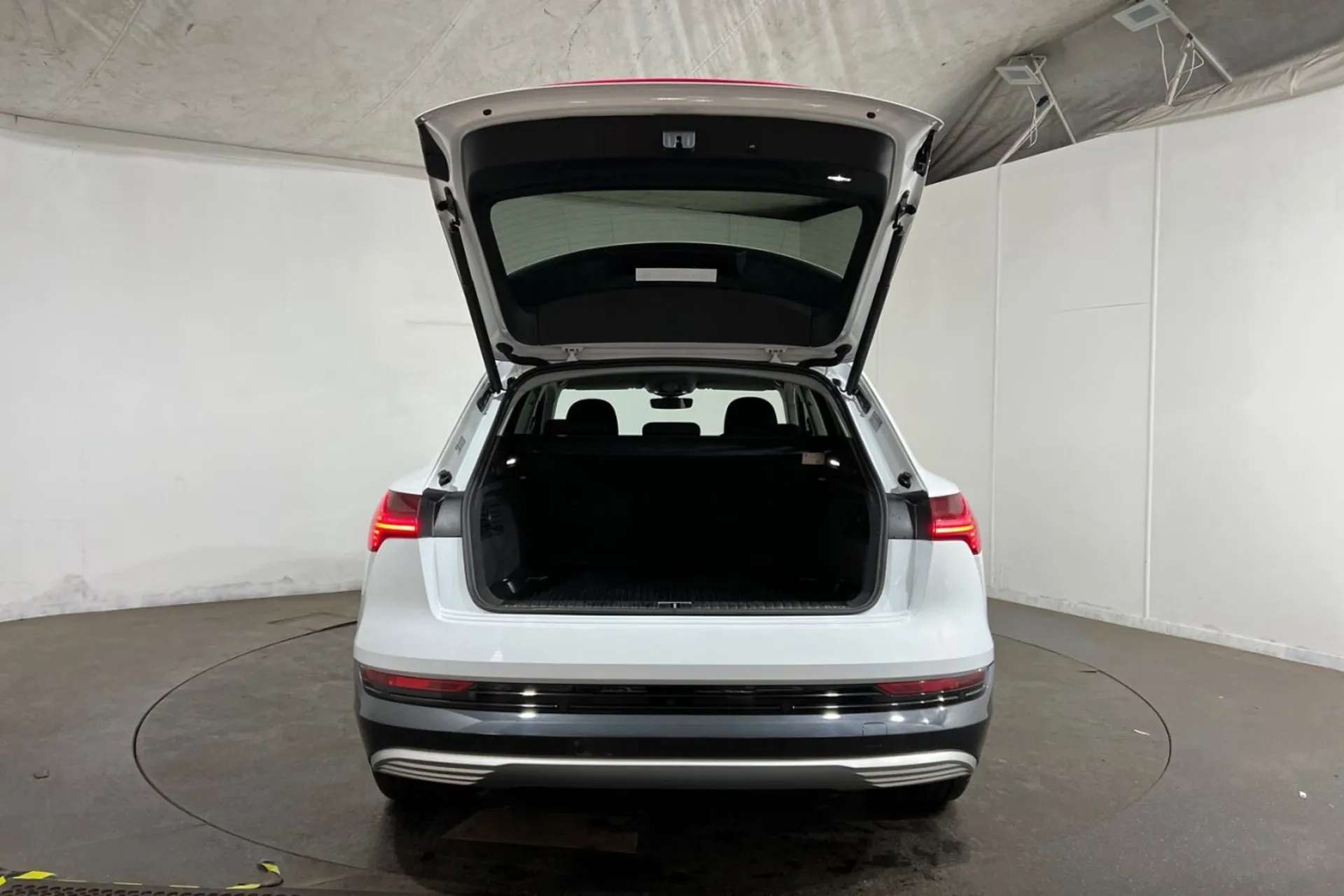 0 AUDI E-TRON 0 AUDI E-TRON