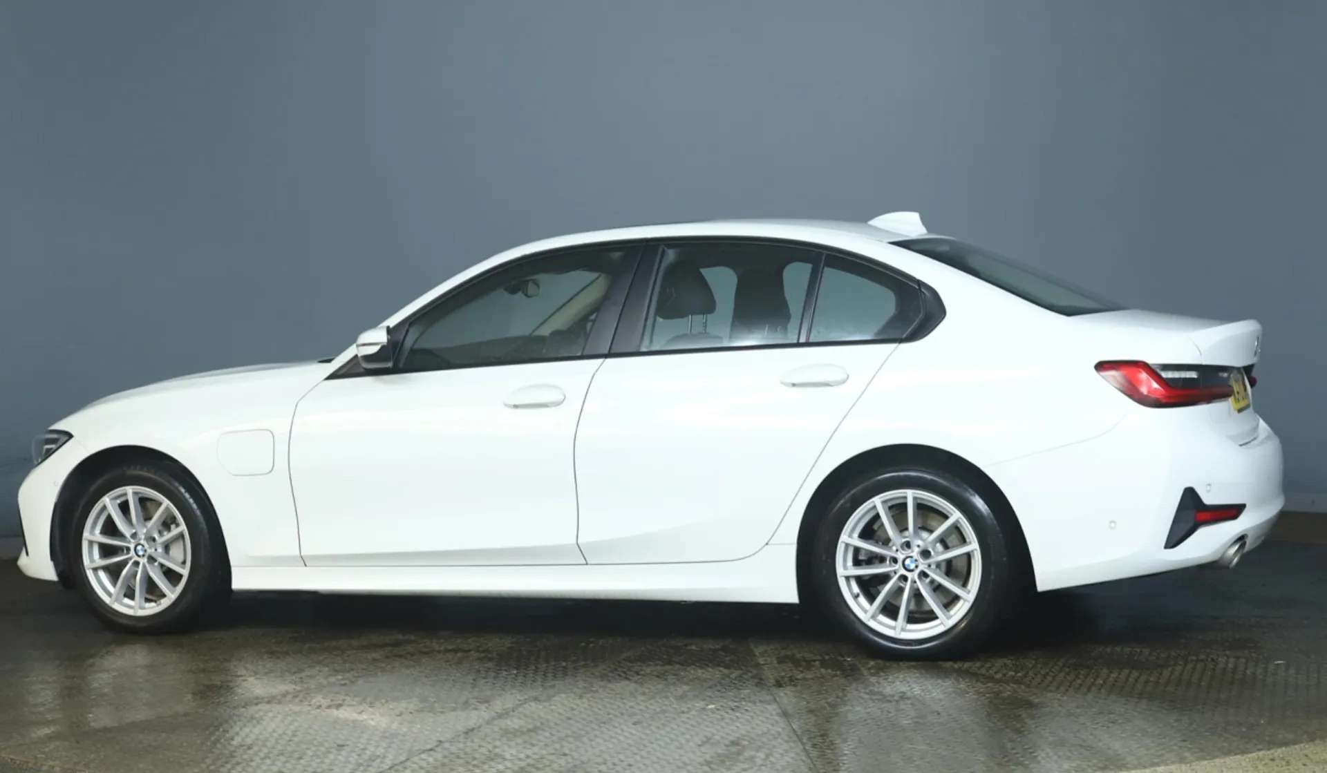 A 2020 BMW 3 SERIES 2.0 330E SE PRO 4d 288 BHP Three Zone Climate, BMW Navigation, Adaptive LED Headlights, DAB Digital Radio, Apple CarPlay Alpine White, 17-Inch Alloy W A 2020 BMW 3 SERIES 2.0 330E SE PRO 4d 288 BHP Three Zone Climate, BMW Navigation, Adaptive LED Headlights, DAB Digital Radio, Apple CarPlay Alpine White, 17-Inch Alloy W