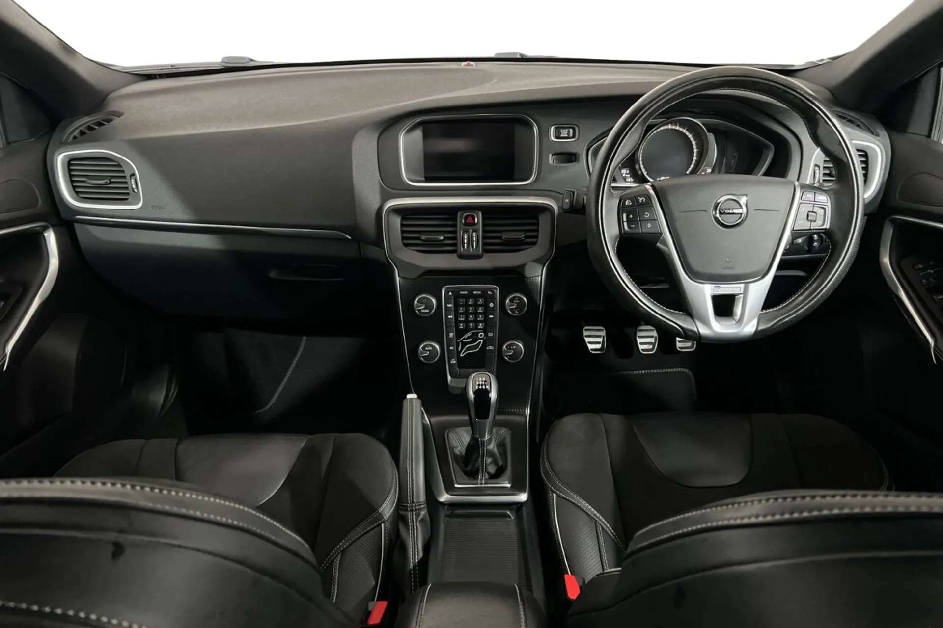 2017 VOLVO V40 2017 VOLVO V40