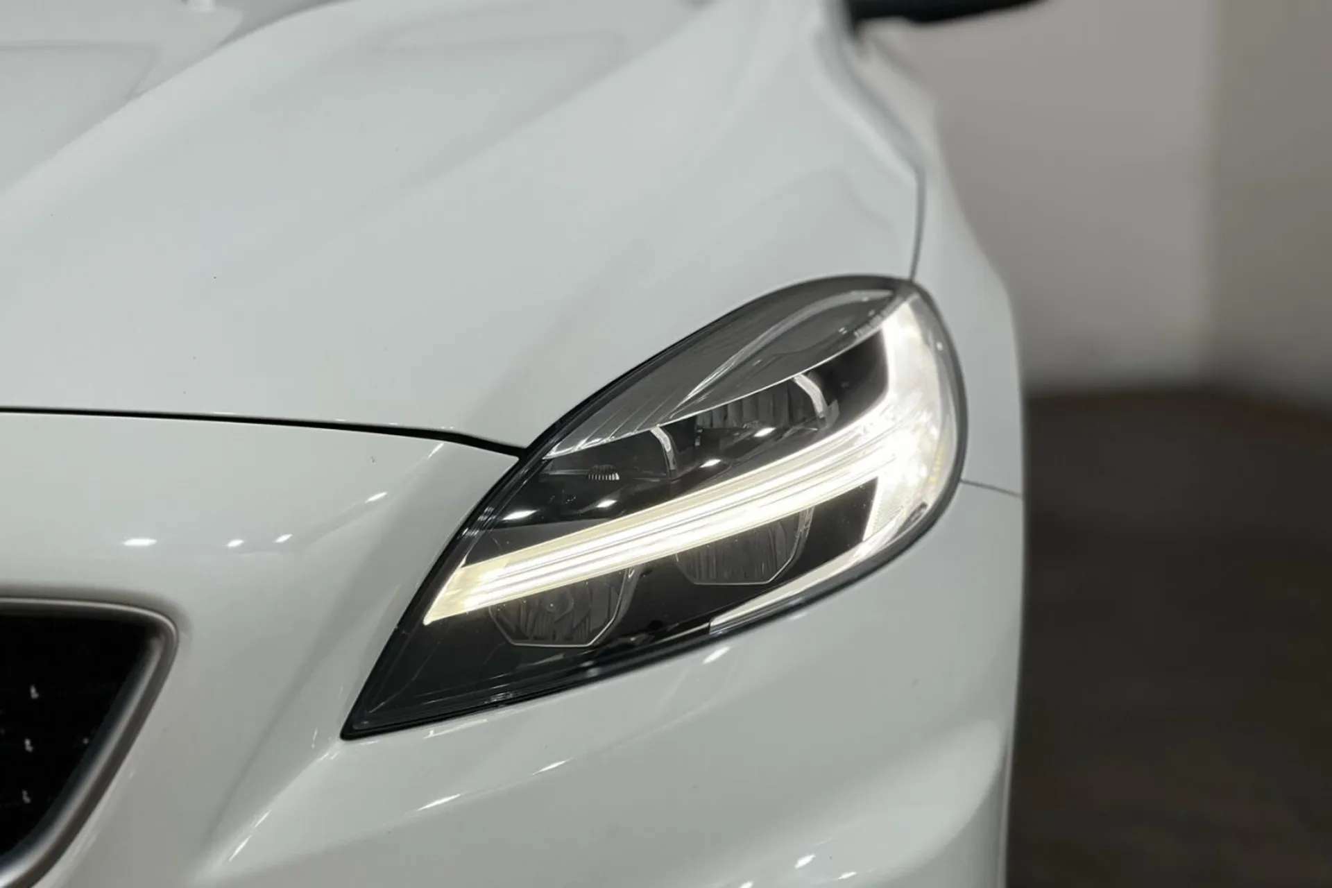 2017 VOLVO V40 2017 VOLVO V40