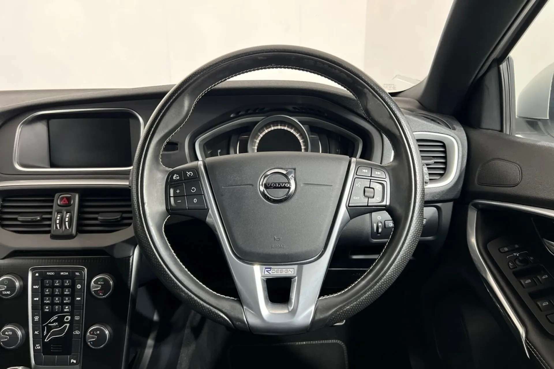 2017 VOLVO V40 2017 VOLVO V40