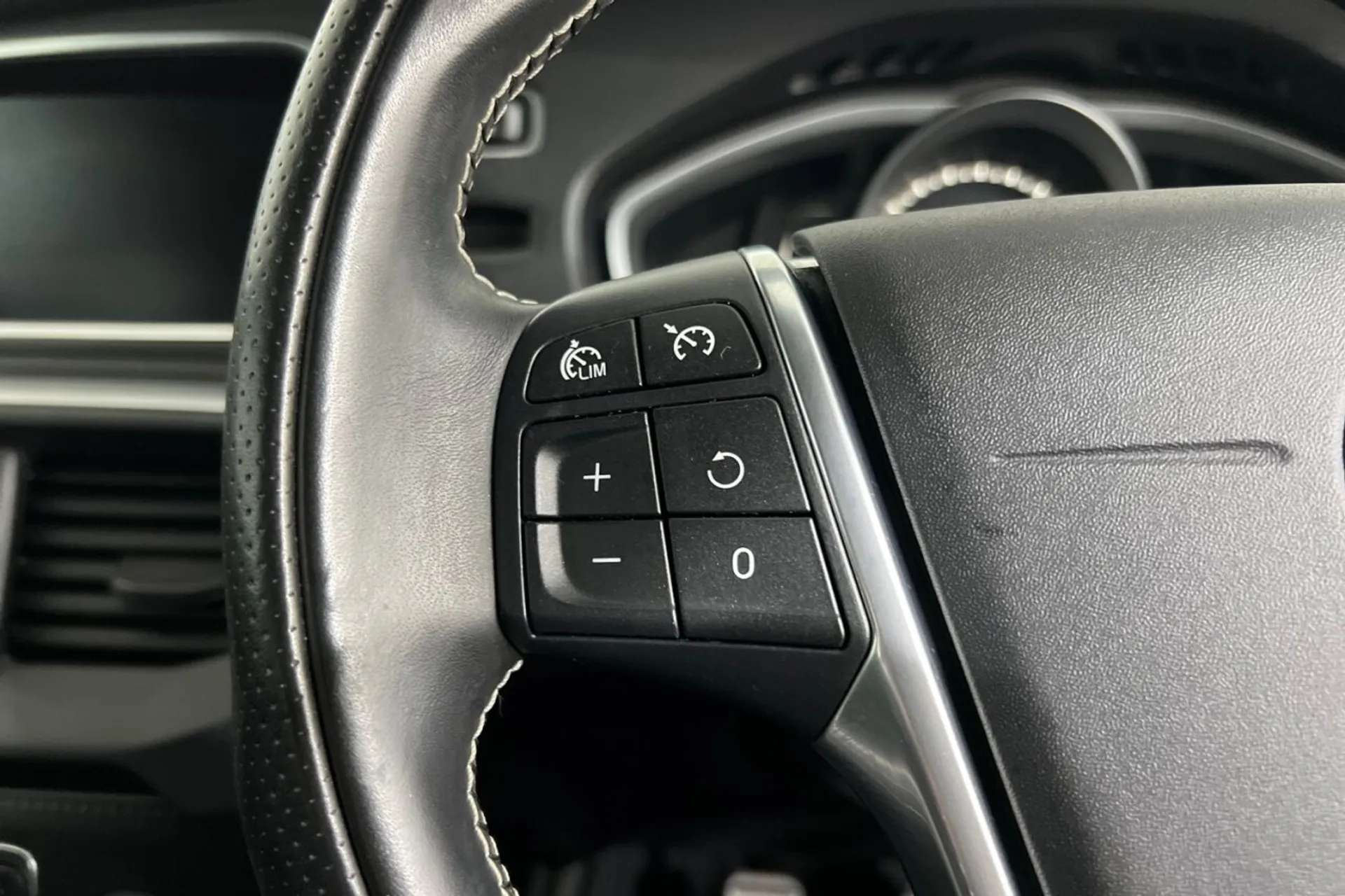 2017 VOLVO V40 2017 VOLVO V40