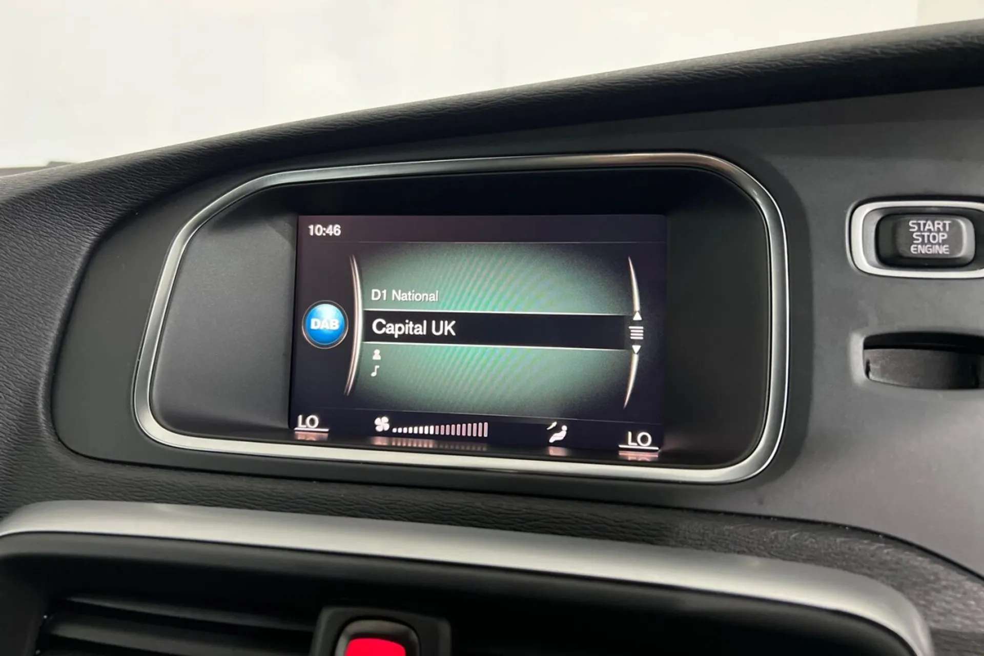 2017 VOLVO V40 2017 VOLVO V40