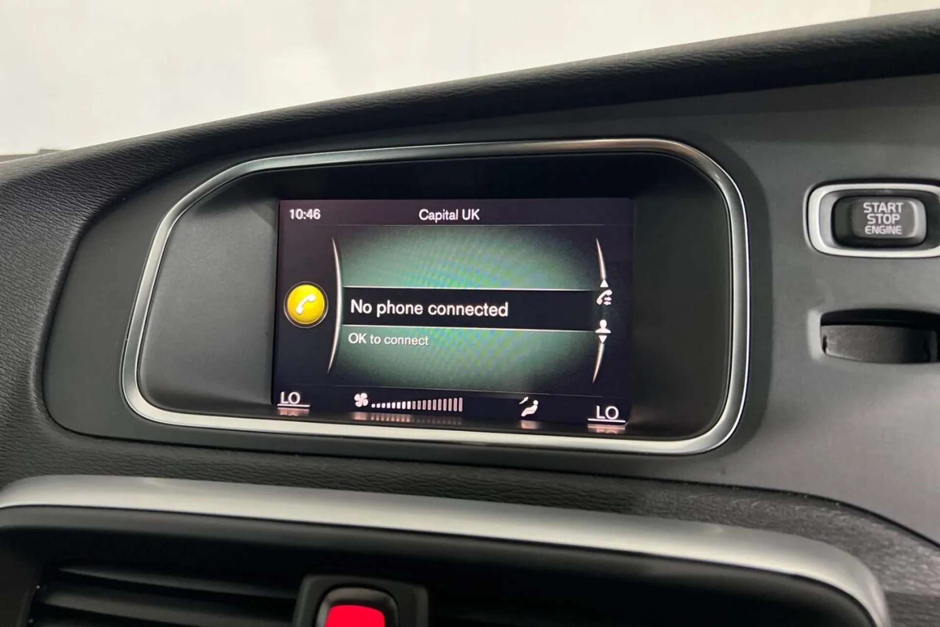 2017 VOLVO V40 2017 VOLVO V40