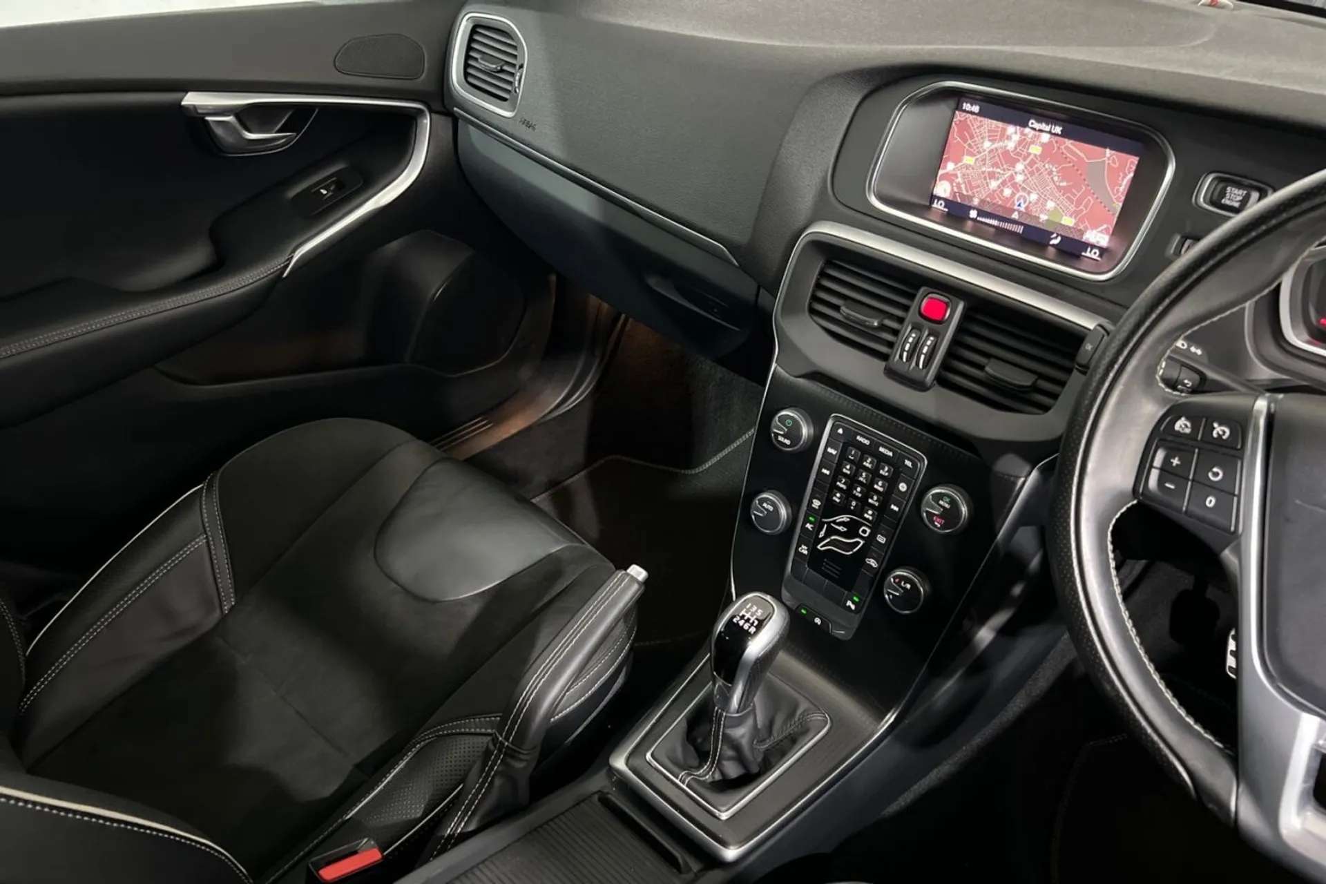 2017 VOLVO V40 2017 VOLVO V40