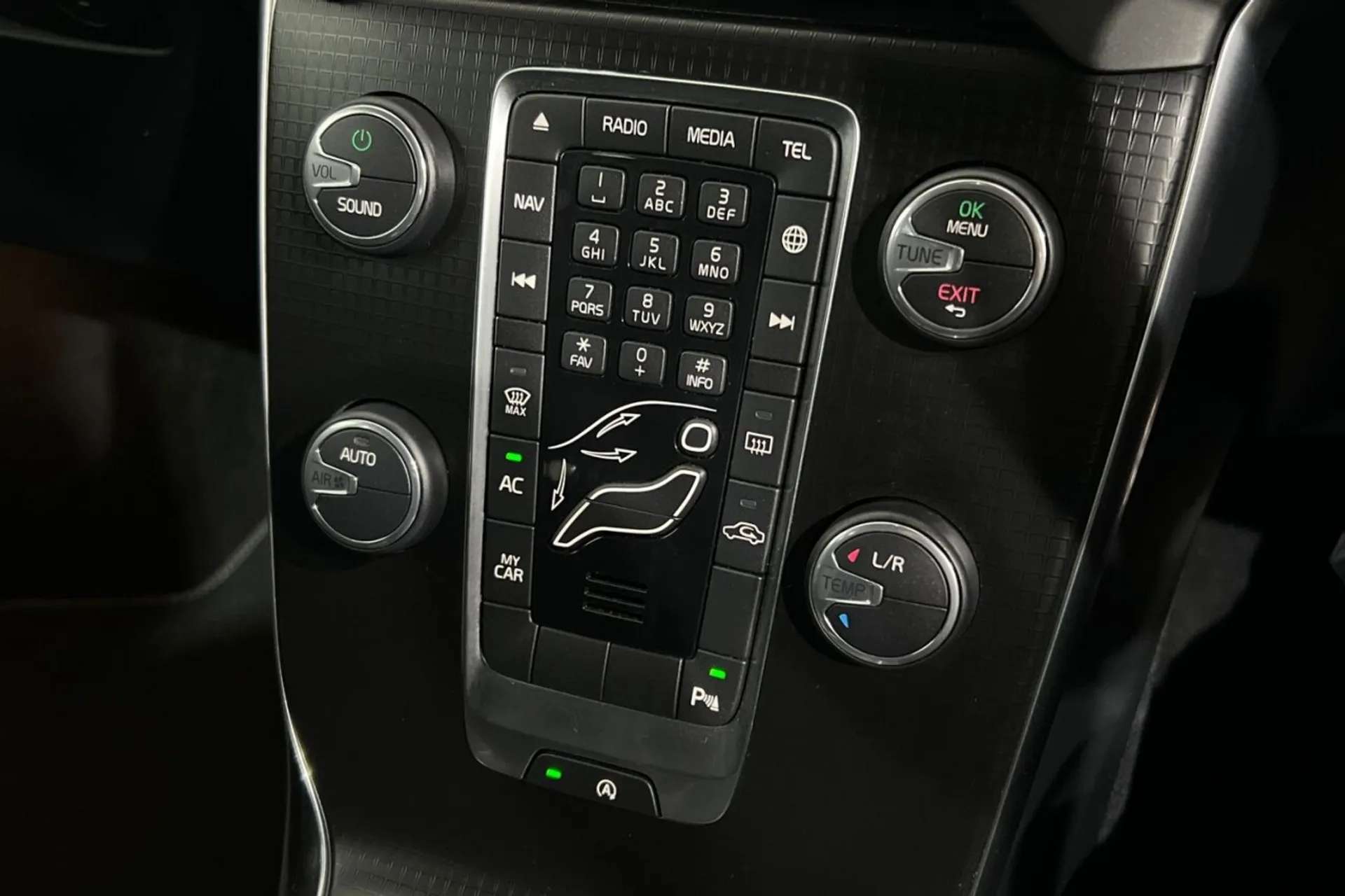 2017 VOLVO V40 2017 VOLVO V40