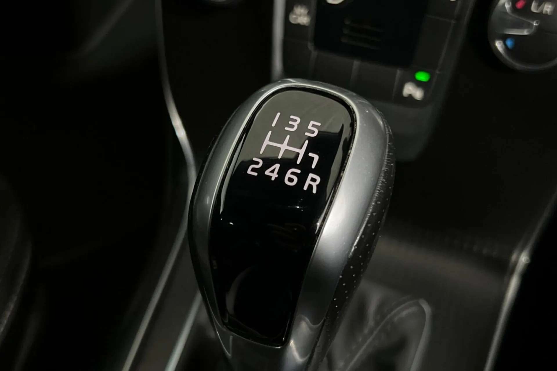 2017 VOLVO V40 2017 VOLVO V40