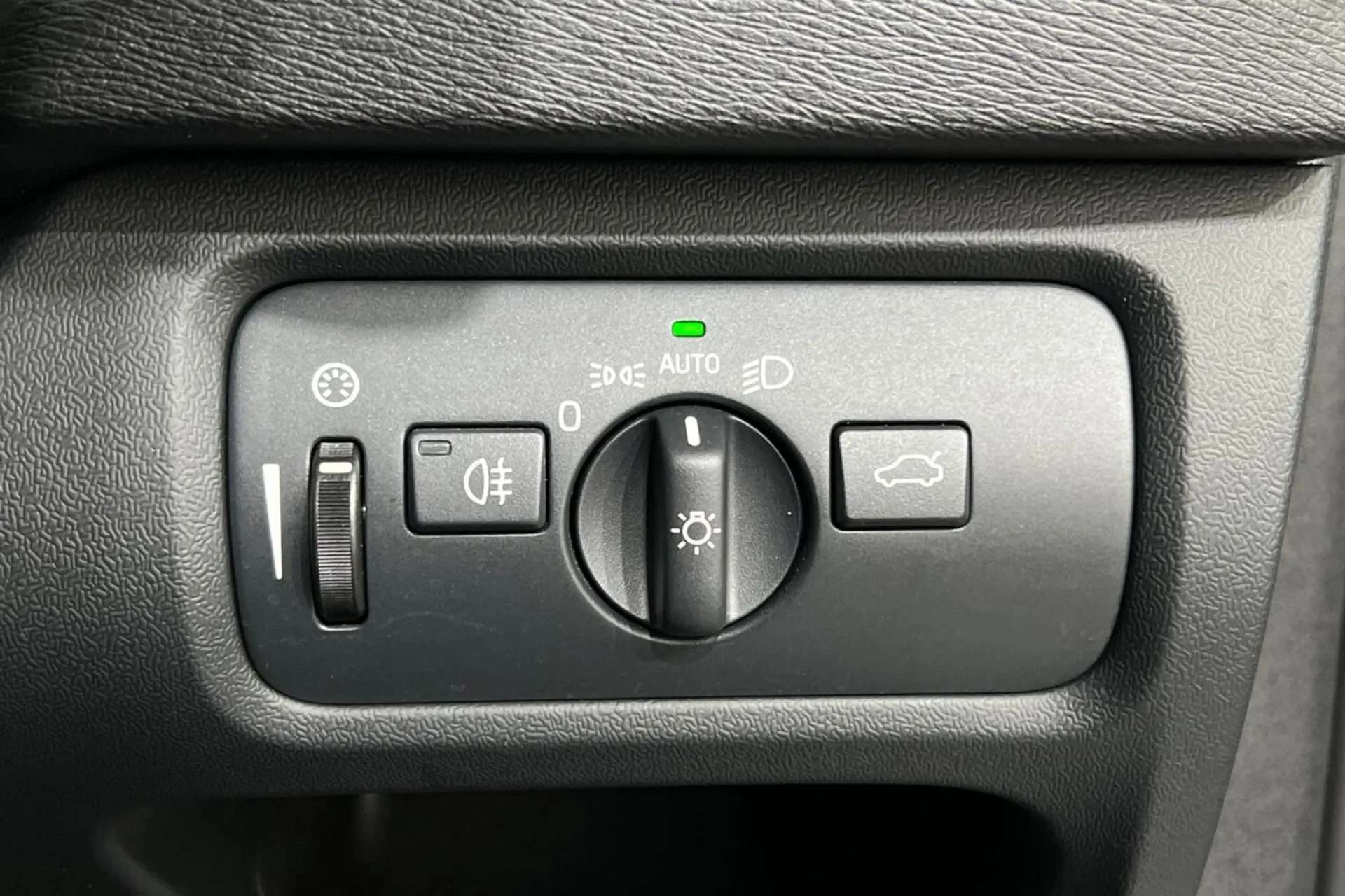 2017 VOLVO V40 2017 VOLVO V40