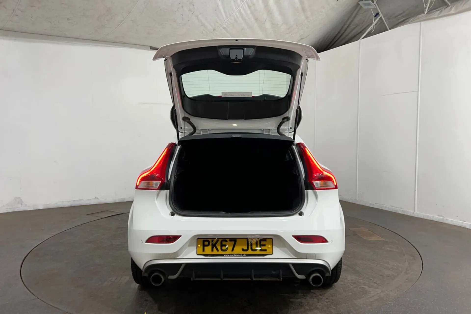 2017 VOLVO V40 2017 VOLVO V40