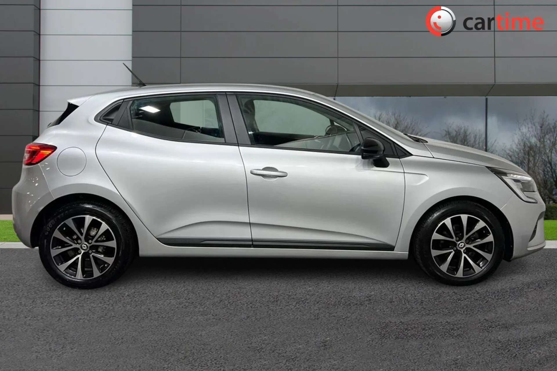 A 2023 RENAULT CLIO 1.0 EVOLUTION TCE 5d 90 BHP 7-in Touchscreen, Apple CarPlay / Android Auto, Satellite Navigation, Rear Parking Sensors, Cruise Control Silver, 16-Inch A 2023 RENAULT CLIO 1.0 EVOLUTION TCE 5d 90 BHP 7-in Touchscreen, Apple CarPlay / Android Auto, Satellite Navigation, Rear Parking Sensors, Cruise Control Silver, 16-Inch