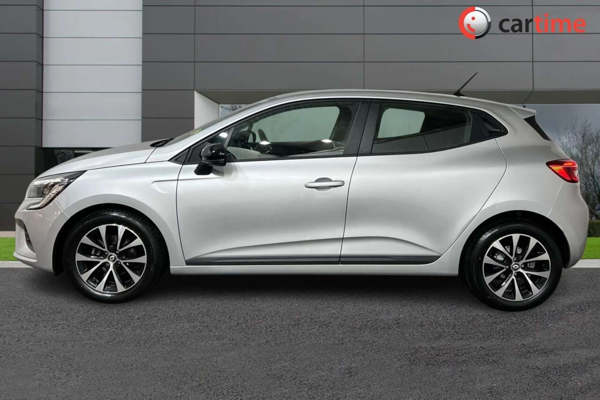 A 2023 RENAULT CLIO 1.0 EVOLUTION TCE 5d 90 BHP 7-in Touchscreen, Apple CarPlay / Android Auto, Satellite Navigation, Rear Parking Sensors, Cruise Control Silver, 16-Inch A 2023 RENAULT CLIO 1.0 EVOLUTION TCE 5d 90 BHP 7-in Touchscreen, Apple CarPlay / Android Auto, Satellite Navigation, Rear Parking Sensors, Cruise Control Silver, 16-Inch