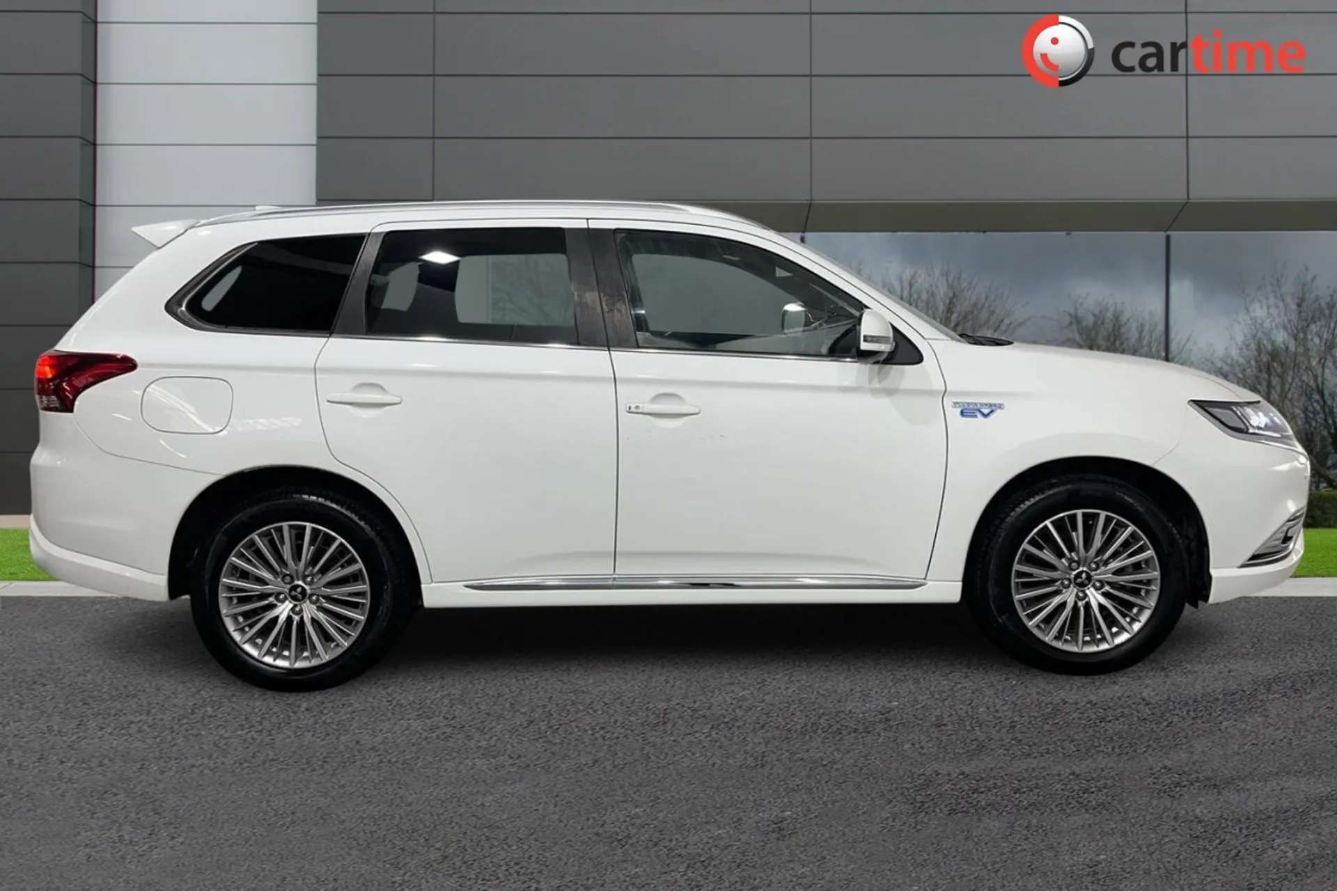 A 2021 MITSUBISHI OUTLANDER 2.4 PHEV EXCEED SAFETY 5d 222 BHP 7in Touchscreen, Apple CarPlay / Android Auto, 360 Degree Camera, Heated Leather, Power Tailgate Frost White, Black A 2021 MITSUBISHI OUTLANDER 2.4 PHEV EXCEED SAFETY 5d 222 BHP 7in Touchscreen, Apple CarPlay / Android Auto, 360 Degree Camera, Heated Leather, Power Tailgate Frost White, Black