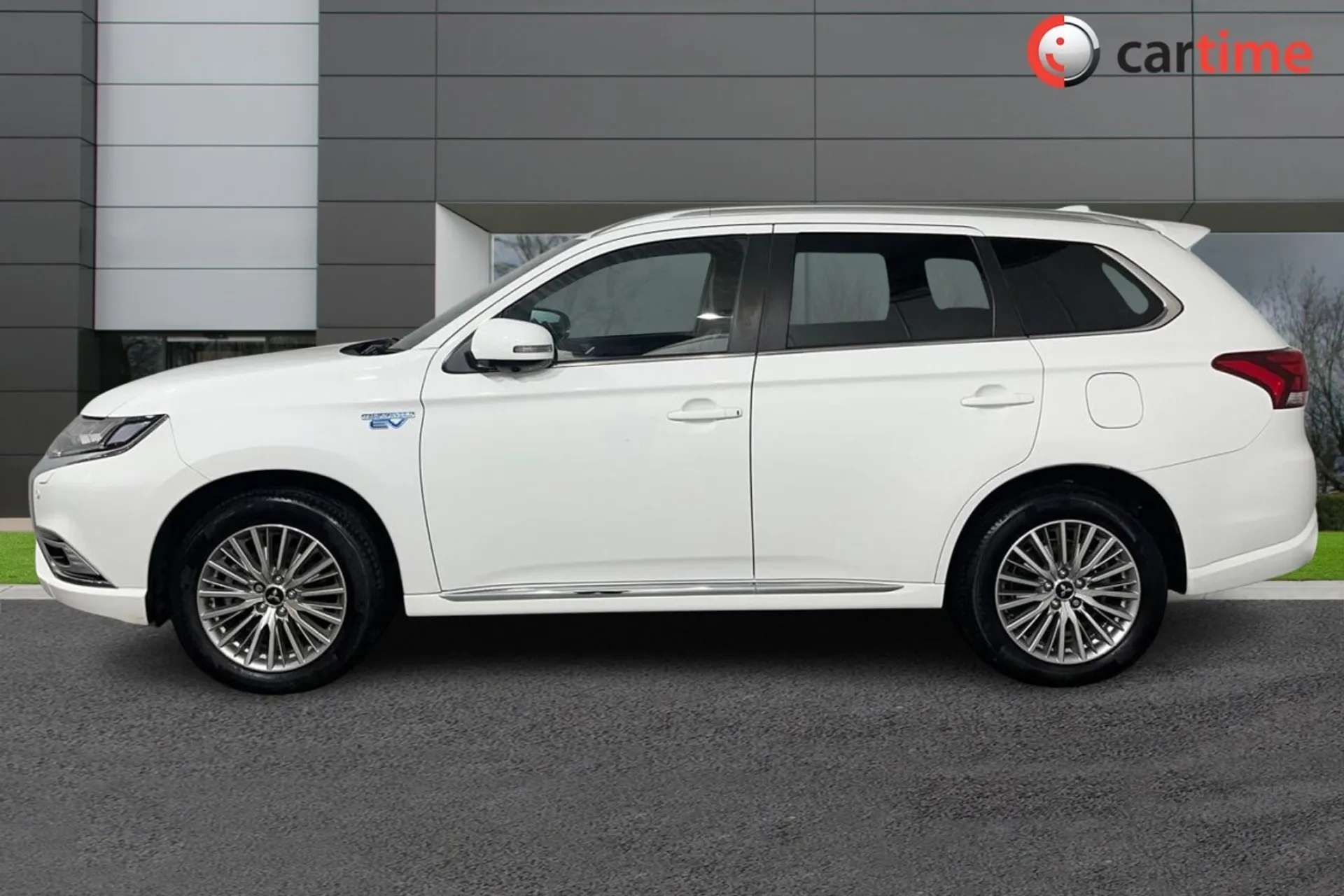 A 2021 MITSUBISHI OUTLANDER 2.4 PHEV EXCEED SAFETY 5d 222 BHP 7in Touchscreen, Apple CarPlay / Android Auto, 360 Degree Camera, Heated Leather, Power Tailgate Frost White, Black A 2021 MITSUBISHI OUTLANDER 2.4 PHEV EXCEED SAFETY 5d 222 BHP 7in Touchscreen, Apple CarPlay / Android Auto, 360 Degree Camera, Heated Leather, Power Tailgate Frost White, Black