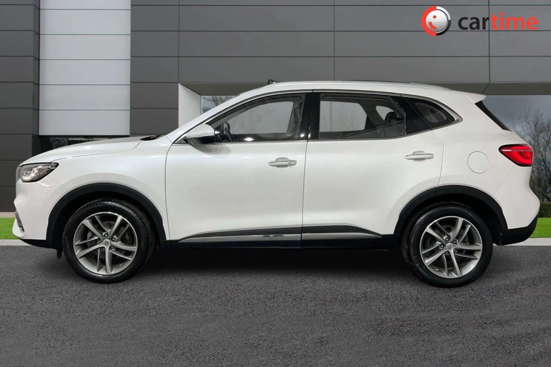 A 2022 MG MG HS 1.5 EXCLUSIVE DCT 5d 160 BHP Apple CarPlay - Android Auto, Rear View Camera, Heated Front Seating, Adaptive Cruise Control, Power Tailgate Arctic Whit A 2022 MG MG HS 1.5 EXCLUSIVE DCT 5d 160 BHP Apple CarPlay - Android Auto, Rear View Camera, Heated Front Seating, Adaptive Cruise Control, Power Tailgate Arctic Whit