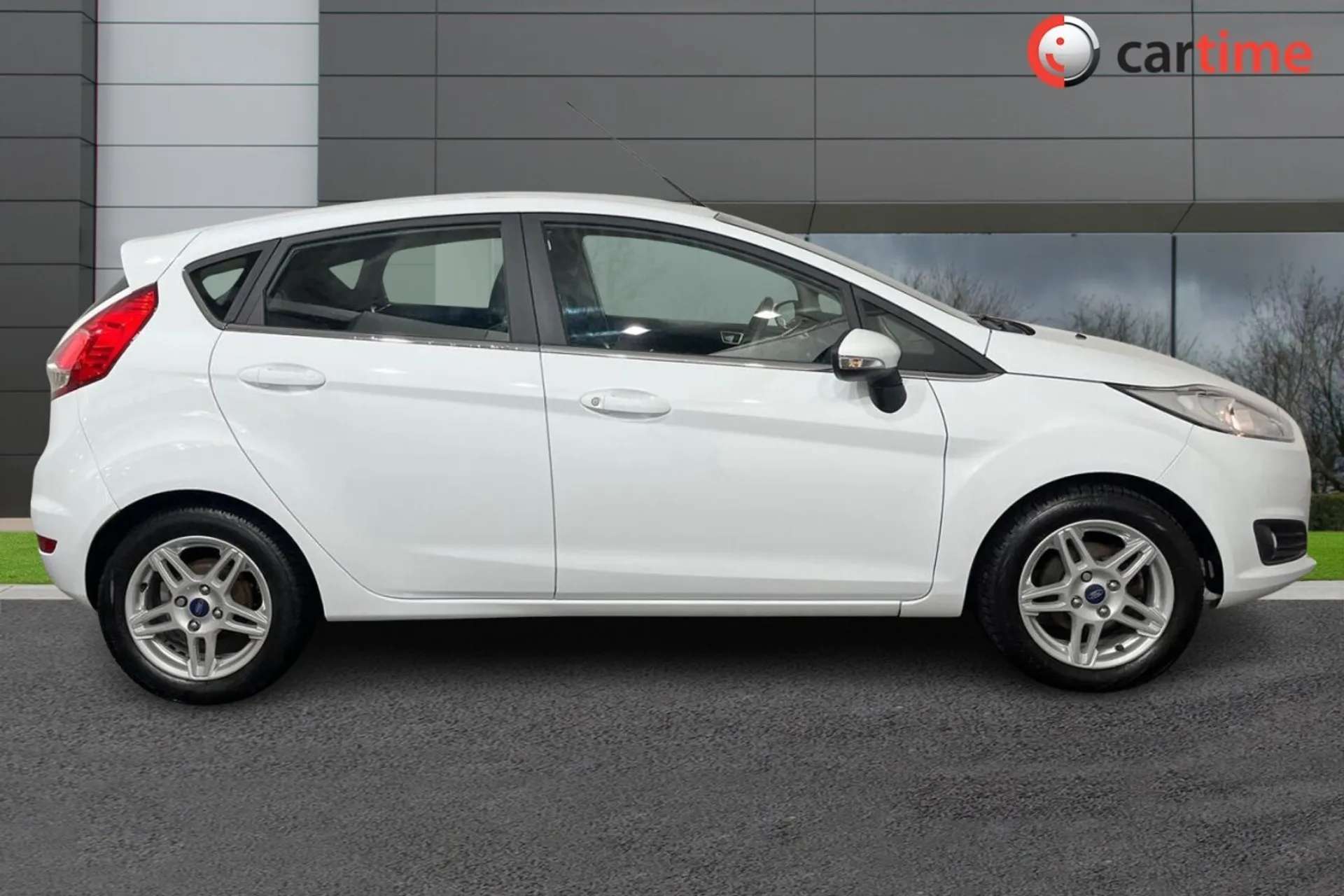 A 2014 FORD FIESTA 1.2 ZETEC 5d 81 BHP Heated Wing Mirrors, USB Connection, AUX Ports, 15-Inch Alloy Wheels, Ford SYNC 15in Wheels/Frozen White A 2014 FORD FIESTA 1.2 ZETEC 5d 81 BHP Heated Wing Mirrors, USB Connection, AUX Ports, 15-Inch Alloy Wheels, Ford SYNC 15in Wheels/Frozen White