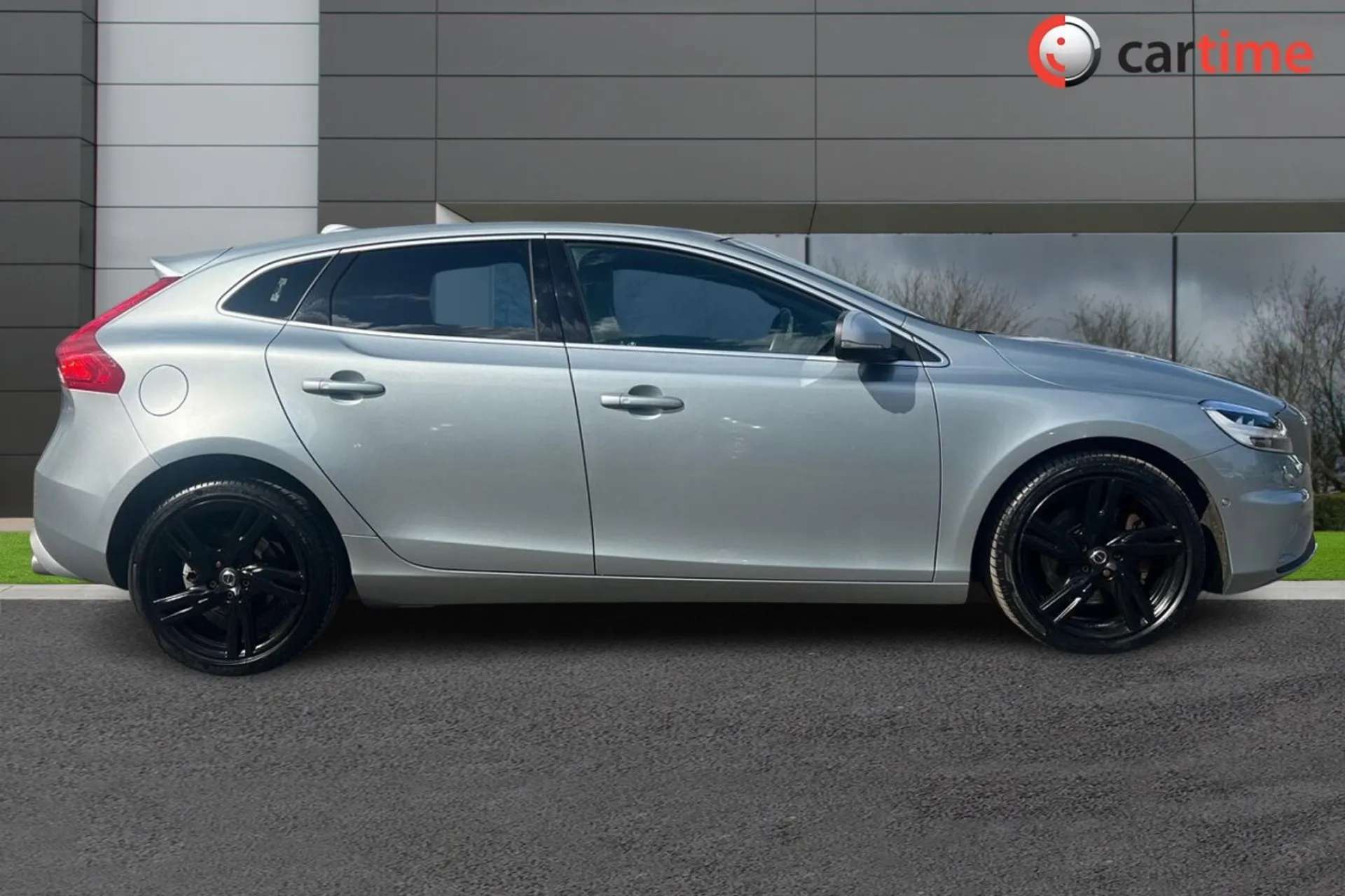 2018 VOLVO V40 2018 VOLVO V40