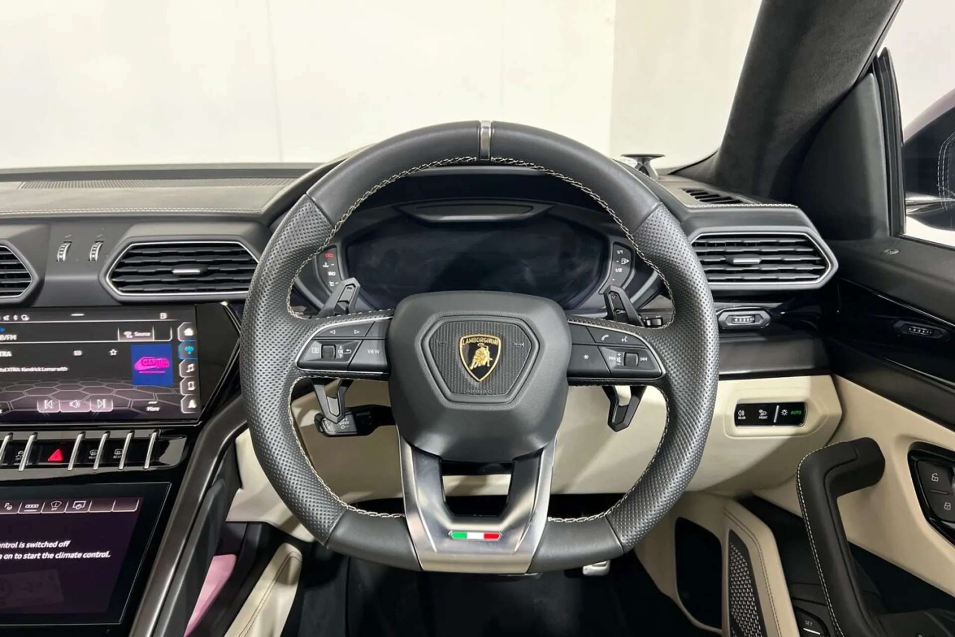 0 LAMBORGHINI URUS 0 LAMBORGHINI URUS