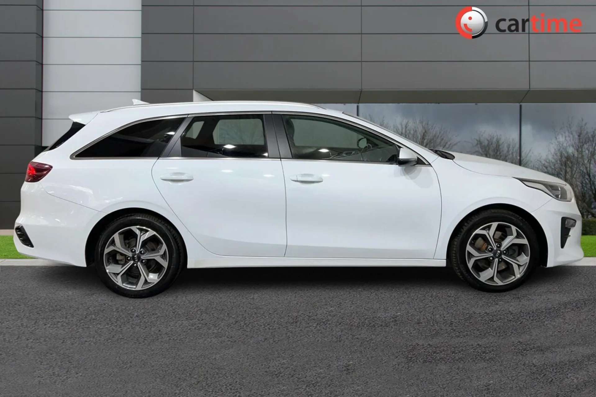 A 2021 KIA CEED 1.6 CRDI 3 ISG MHEV 5d 135 BHP Touchscreen, Satellite Navigation, Reverse Camera, Apple CarPlay / Android Auto, 17In Alloy Wheels Arctic White 17in Al A 2021 KIA CEED 1.6 CRDI 3 ISG MHEV 5d 135 BHP Touchscreen, Satellite Navigation, Reverse Camera, Apple CarPlay / Android Auto, 17In Alloy Wheels Arctic White 17in Al