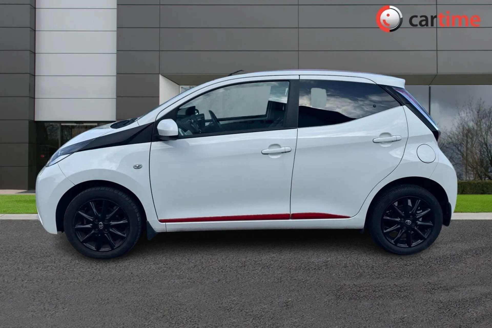 A 2018 TOYOTA AYGO 1.0 VVT-I X-PRESS 5d 69 BHP Reverse Camera, DAB Digital Radio, 7-Inch Display, Rear Tinted Windows, Multifunction Steering Wheel 15in Alloys / White F A 2018 TOYOTA AYGO 1.0 VVT-I X-PRESS 5d 69 BHP Reverse Camera, DAB Digital Radio, 7-Inch Display, Rear Tinted Windows, Multifunction Steering Wheel 15in Alloys / White F