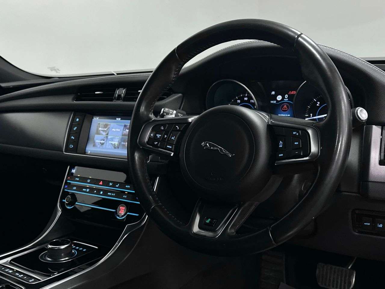 A 2017 JAGUAR XF R-Sport 2.0d Auto ( 180 bhp ) A 2017 JAGUAR XF R-Sport 2.0d Auto ( 180 bhp )