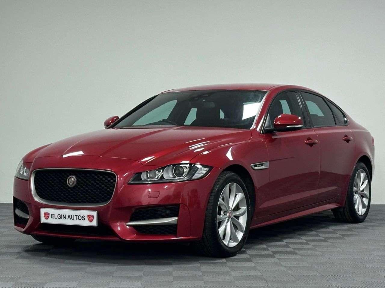 A 2017 JAGUAR XF R-Sport 2.0d Auto ( 180 bhp ) A 2017 JAGUAR XF R-Sport 2.0d Auto ( 180 bhp )