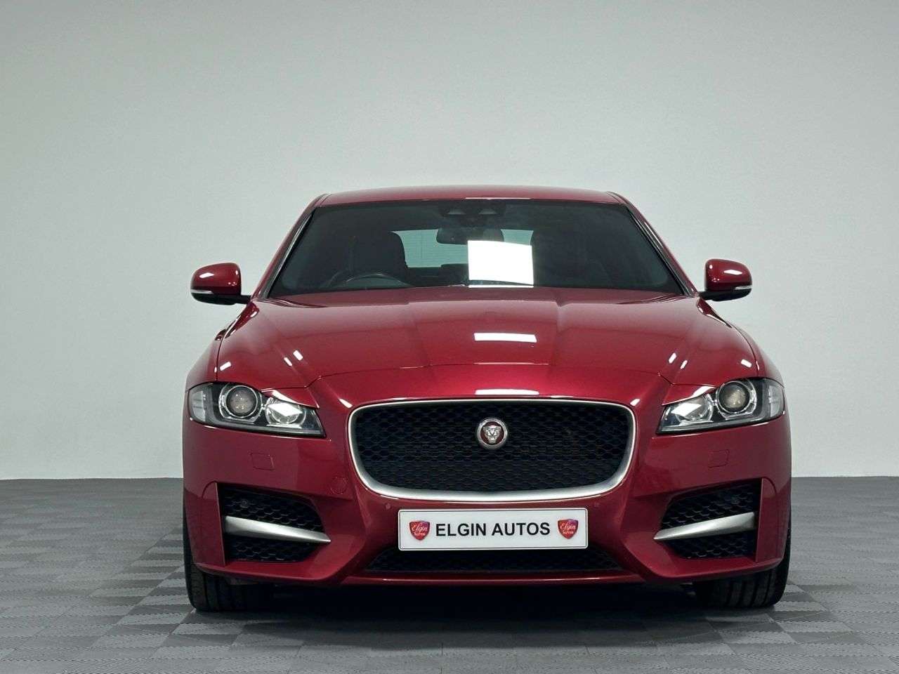 A 2017 JAGUAR XF R-Sport 2.0d Auto ( 180 bhp ) A 2017 JAGUAR XF R-Sport 2.0d Auto ( 180 bhp )