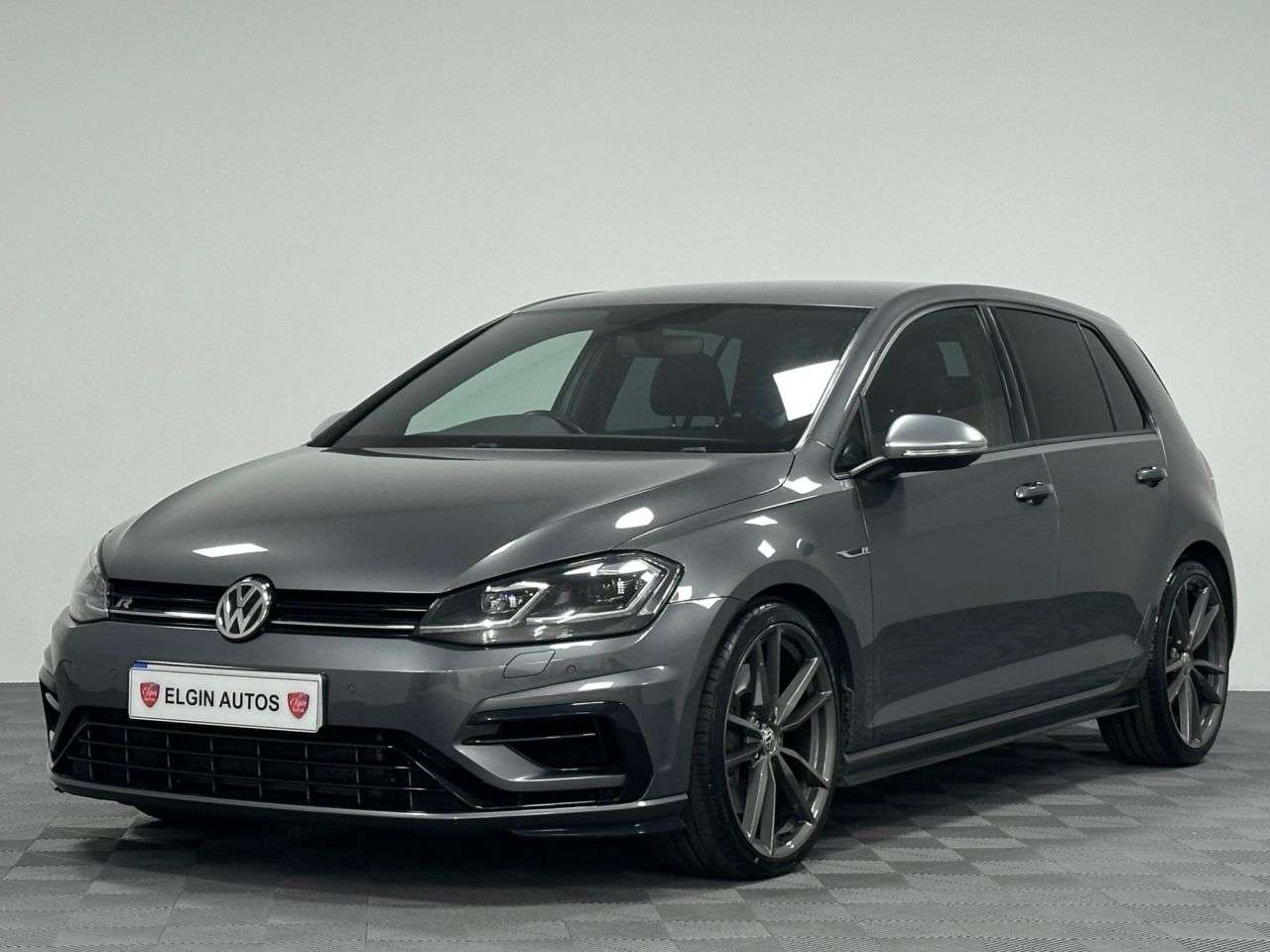 A 2017 VOLKSWAGEN GOLF R 4Motion 2.0 TSI DSG ( 310 bhp ) A 2017 VOLKSWAGEN GOLF R 4Motion 2.0 TSI DSG ( 310 bhp )