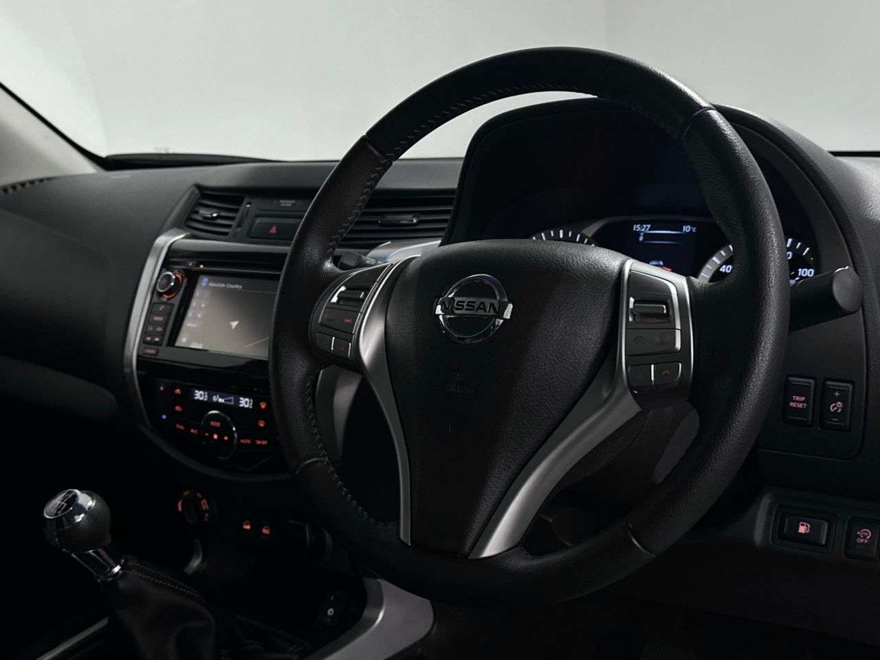 A 2017 NISSAN NAVARA Tekna Double Cab 2.3 dCi ( 190 bhp ) A 2017 NISSAN NAVARA Tekna Double Cab 2.3 dCi ( 190 bhp )