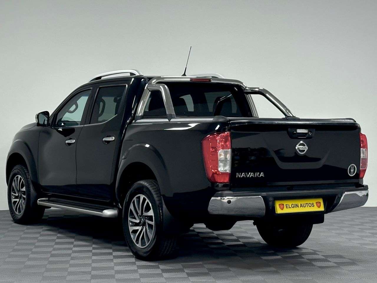A 2017 NISSAN NAVARA Tekna Double Cab 2.3 dCi ( 190 bhp ) A 2017 NISSAN NAVARA Tekna Double Cab 2.3 dCi ( 190 bhp )
