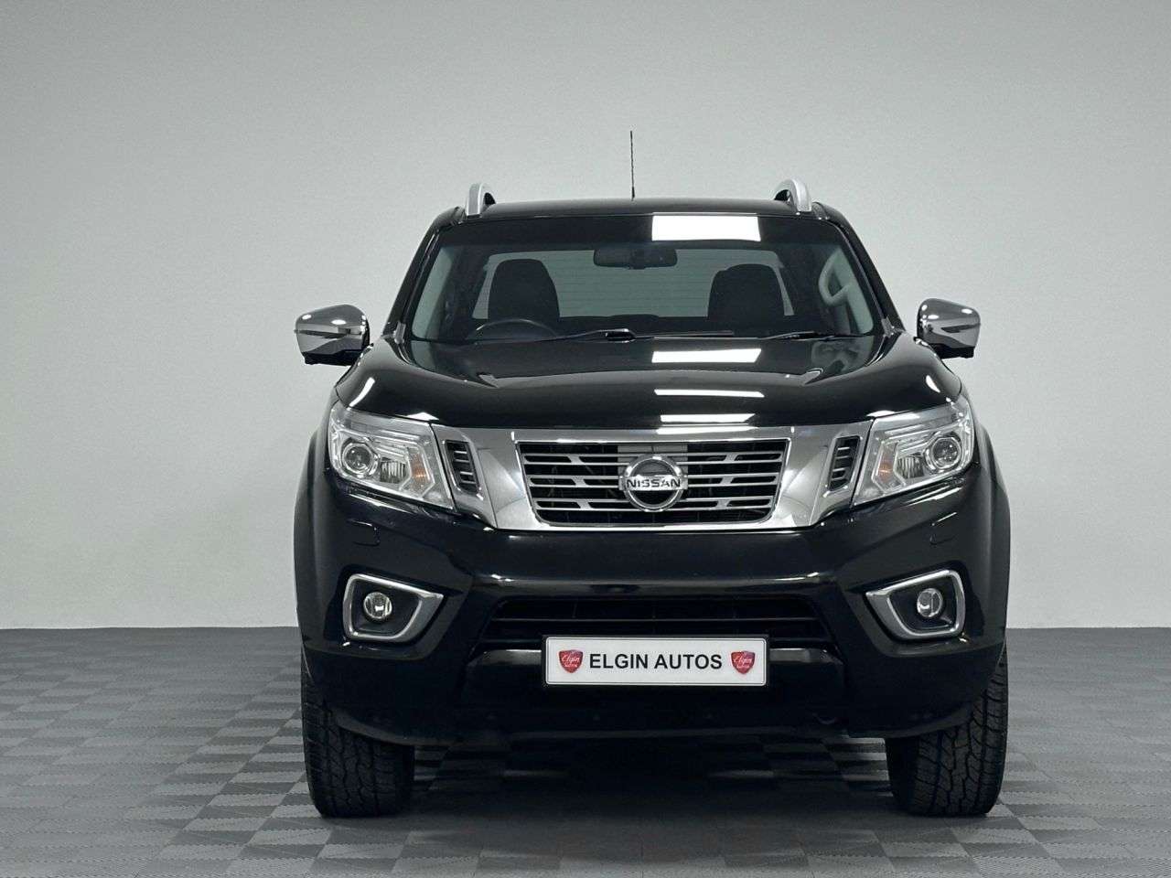 A 2017 NISSAN NAVARA Tekna Double Cab 2.3 dCi ( 190 bhp ) A 2017 NISSAN NAVARA Tekna Double Cab 2.3 dCi ( 190 bhp )