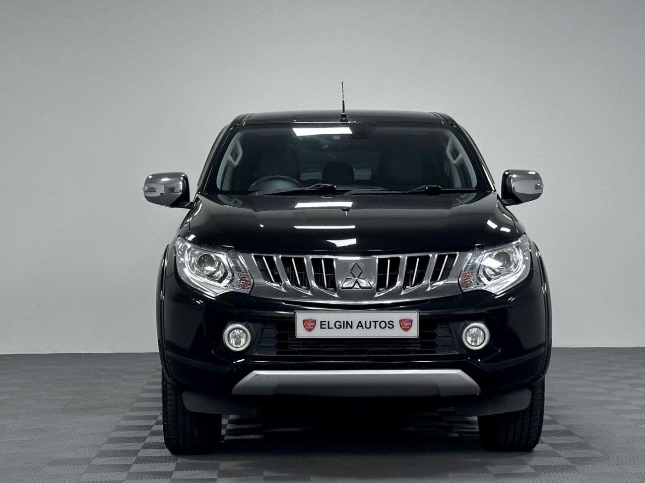 A 2015 MITSUBISHI L200 Warrior Double Cab 2.4 DI-D Auto ( 178 bhp ) A 2015 MITSUBISHI L200 Warrior Double Cab 2.4 DI-D Auto ( 178 bhp )