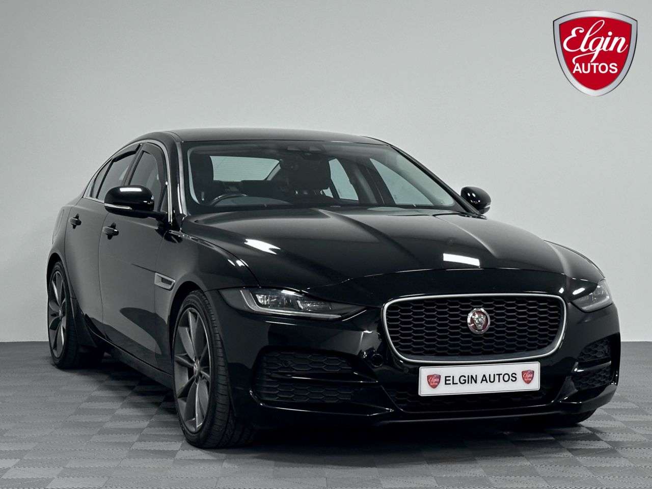 A 2020 JAGUAR XE D180 S 2.0d Auto ( 180 bhp ) A 2020 JAGUAR XE D180 S 2.0d Auto ( 180 bhp )