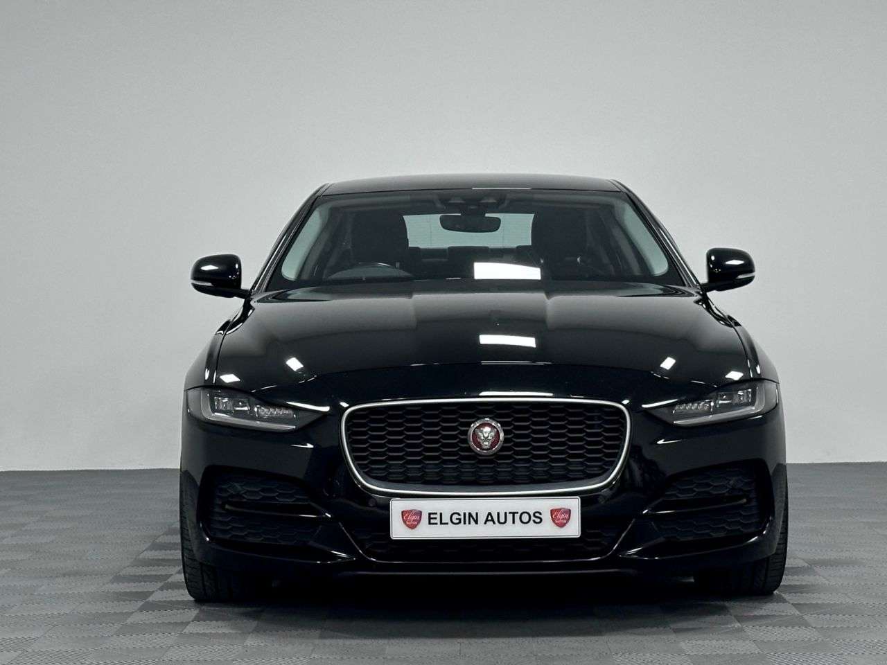 A 2020 JAGUAR XE D180 S 2.0d Auto ( 180 bhp ) A 2020 JAGUAR XE D180 S 2.0d Auto ( 180 bhp )