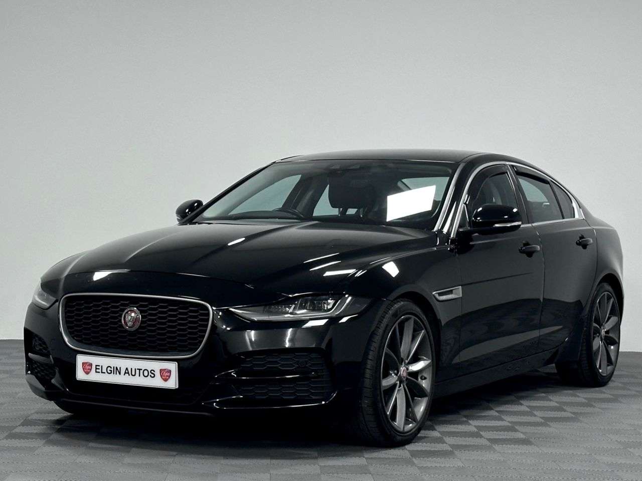 A 2020 JAGUAR XE D180 S 2.0d Auto ( 180 bhp ) A 2020 JAGUAR XE D180 S 2.0d Auto ( 180 bhp )