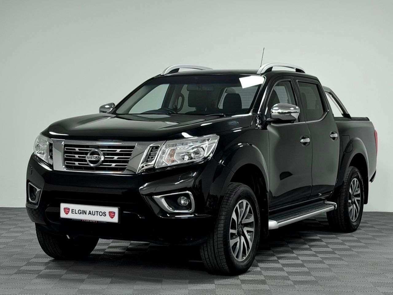 A 2017 NISSAN NAVARA Tekna Double Cab 2.3 dCi ( 190 bhp ) A 2017 NISSAN NAVARA Tekna Double Cab 2.3 dCi ( 190 bhp )