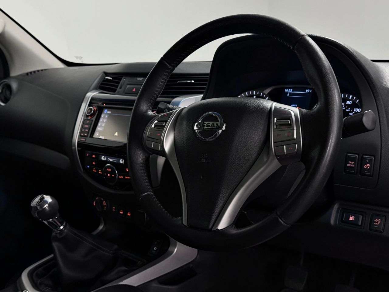 A 2017 NISSAN NAVARA Tekna Double Cab 2.3 dCi ( 190 bhp ) A 2017 NISSAN NAVARA Tekna Double Cab 2.3 dCi ( 190 bhp )