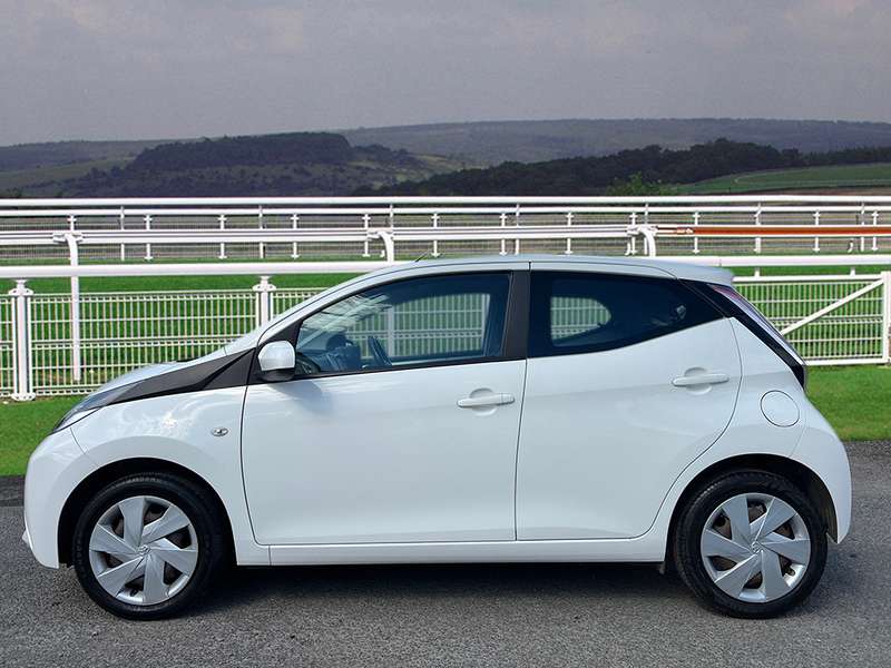 A 2017 TOYOTA AYGO VVT-I X-PLAY A 2017 TOYOTA AYGO VVT-I X-PLAY